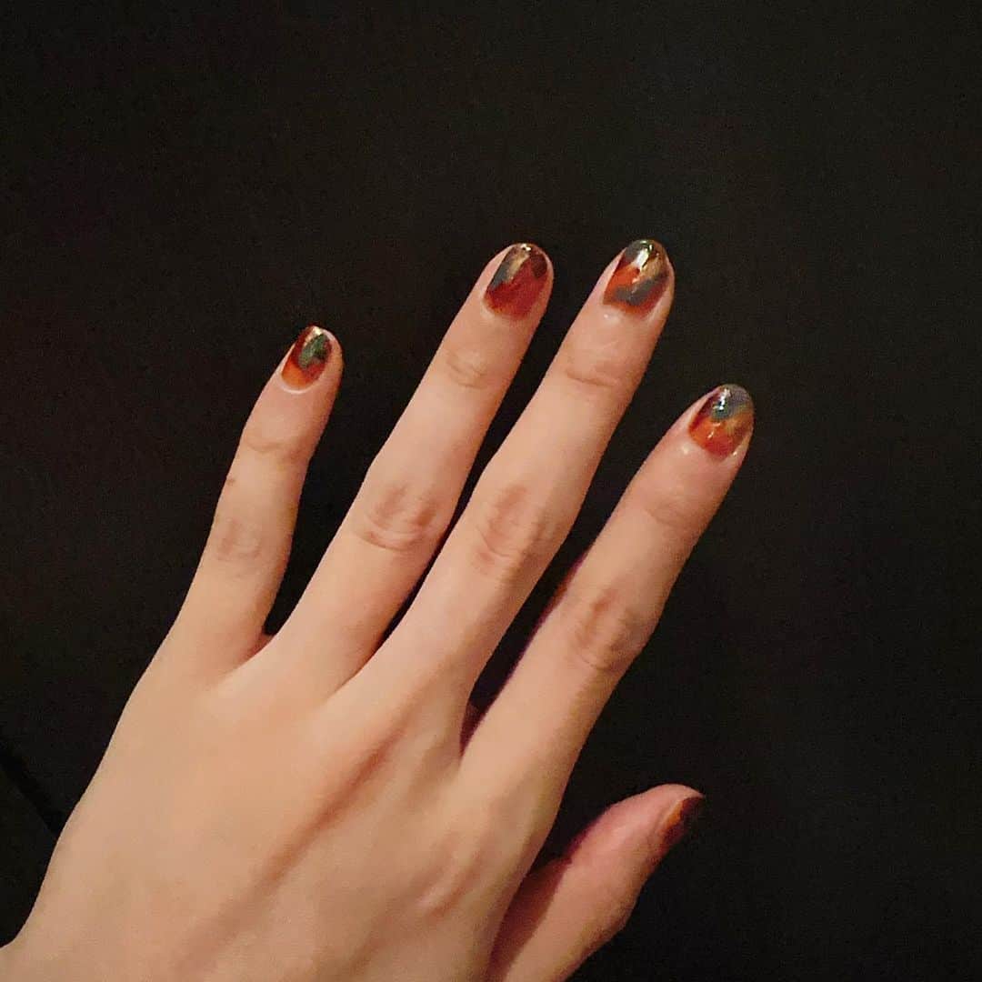 増田有華のインスタグラム：「＊  取材があったのでセルフネイル。 先日やった思いつきのカラメルプリンネイルに青色を足しました。かわいい、自画自賛💟 カラメルプリンに青足したので消費期限切れのカラメルプリンになりました🍮誰がカビじゃ（誰も言ってない） 満足して乾かす前に寝て次の日はシーツの型アートネイルです。 茶色とオレンジとボルドーと青。カタカナと漢字入り混じってっけど。  色ってかわいい、青にもいろんな色がある。  ・ ・ ・ #セルフネイル #今回保ちがいい #ネイルアート」