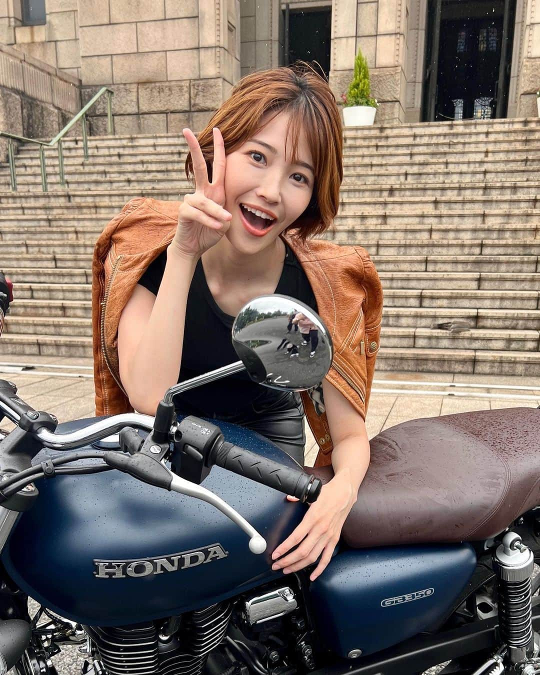 十碧れいやのインスタグラム：「. 　  Moto NAVIの撮影でした✨🏍️ @motonavi_magazine   みなさまっっ！ わたくしバイク雑誌に載ります🥹 嬉しいっっー！！！！！！  昨年バイクの免許をとった私。 モトナビ様に出させていただけるなんて光栄でございます🥹  かっこいい素敵な写真もたくさん撮って頂き、 仕上がりが楽しみでなりません！！  Moto NAVI No.122 9月22日発売！！！ 絶対見てね🩷🏍️  #モトナビ #バイク女子 #バイク #普通二輪 #honda #gb350 #バイクライフ #バイクのある風景 #バイカー女子 #バイク撮影 #撮影 #楽しかった #ファッション #バイクファッション #motorbike #motorcycle #motorbiker #bike」