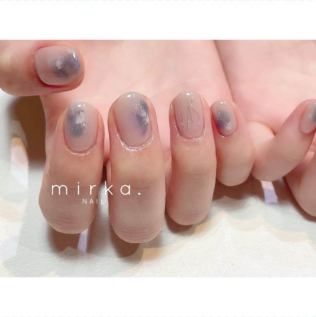 mirka. NAIL(ミルカネイル)のインスタグラム：「⁡ ⁡ blue 𓆟 ⠜ ⁡ ⁡ ⁡ ⁡ ⁡ ………………………………………………………… ⁡ ご予約、お問い合わせは LINE ID⇒ @mirka.nail (@含む)まで。 ⁡ ご新規様はハイライトの「ご案内」と「ご予約方法」を必ずお読みいただいてからご予約くださいますようお願いいたします。 空き状況や詳細はLINEの投稿からご確認ください。 ⁡ ⁡ ⁡ ⁡ #mirkanail#nails#nail#nailart#naildesign #ショートネイル#ネイルアート#ネイルデザイン#ネイル#大人ネイル#シンプルネイル#オフィスネイル#ニュアンスネイル#ナチュラルネイル#カジュアルネイル#ショートネイルデザイン#美甲#夏ネイル#夏ネイル2023 #プライベートサロン#プライベートネイルサロン#東京ネイルサロン#東京ネイル#江東区ネイルサロン#森下#清澄白河 ⁡」