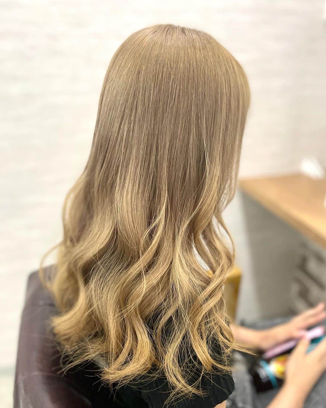 salon PRATiNO(サロンプラチノ)のインスタグラム：「. ハイトーンくすみベージュカラー🩷  髪質によりますがブリーチ1〜2回推奨  透明感とギャル感も出してみました🙆🏾‍♀️💞  . . . #hair#pratino#clavis#ハイトーン#韓国ヘア#デジパ#縮毛矯正#名古屋美容院#栄美容院#ショートカット#ウルフカット#透明感カラー#クラビス#酸熱トリートメント#ダメージ毛#ヘアサロン#女性スタッフのみ#ボヤージュコスメ #白髪染め#ペールカラー#エクステ#シールエクステ#ヘアメ#アイブロウ#メンズアイブロウ#メイク#ファイバープレックス」