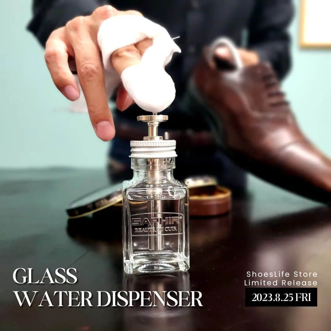 PR Sato Saphir（サフィール）のインスタグラム：「. 『SAPHIR Glass Water dispenser』 サフィール グラスウォーターディスペンサー  過去に限定販売をするたびに即完売してしまう大人気アイテムが再登場！ 今までGETできなかった皆さまお待たせいたしました🙇🏻‍♀️  靴磨き、特にハイシャインをされる方には欠かせない“ハンドラップ”をルボウオリジナルデザインで製作。  ヨコ4cm×高さ8.5cm、容量50mlと、一般的によく見かけるハンドラップよりもコンパクトなサイズに設計されています。  コンパクトな角型は、収納ボックスにもすっきり収まるので #ユニバーサルスタンド にもピッタリで持ち運びも便利です。  〈SAPHIR公式オンラインストアShoesLife Store限定販売〉 販売開始日時：2023年8月25日(金)12:00予定 値段：3,850円(税込)  ご予約は承れませんので、ShoesLife Storeの無料会員登録を事前に済ませておくとお買い物がスムーズです☆ . . . #サフィール #グラスウォーターディスペンサー #ハンドラップ #saphir #靴磨き #shinewithsaphir #革靴 #shoestagram #革靴倶楽部 #革靴男子 #足元倶楽部 #鏡面磨きが好き #断然革靴派 #靴魂 #shoegazing #ハイシャイン #紳士靴 #靴磨き部 #shoesluxury #shoesnob #leatherwork #新商品情報 #限定アイテム #新作 #靴磨きアイテム」