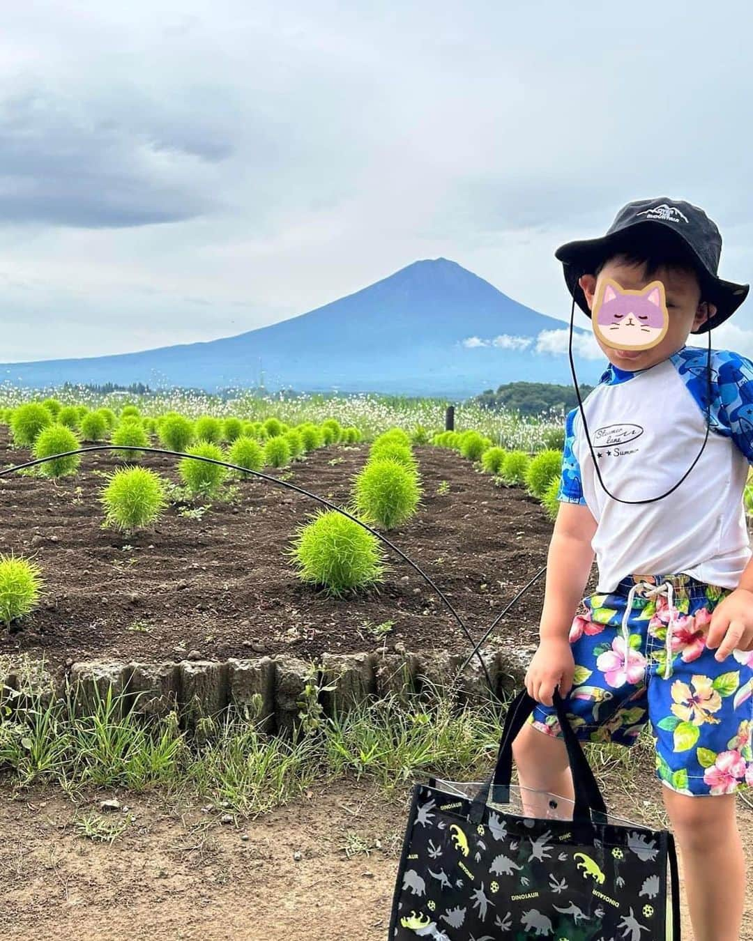 長崎真友子さんのインスタグラム写真 - (長崎真友子Instagram)「【2023夏☀️】昨年はお受験のお教室が詰まっていたので断念した河口湖のサマースクールに1週間行ってきました♪モンテッソーリ教育に基づいた自然の学び、河口湖でも泳ぐことができました😆虫もだいぶ触れるように🐛🪲✨  前半はご近所ママ友と、後半は幼稚園ご一緒のご家族の別荘に‼  毎日ほぼBBQ&花火だったけど、本当に楽しかったし、涼しくて過ごしやすかったです‼︎子どもたちスクールの間はしっかりカフェやVILLAでお仕事できたので、バランス良かったです☕️✨理想の場所と働き方だー‼️  東京から車で１時間半くらい、電車でも２時間ちょっとだったので、一瞬司会のお仕事しに東京戻ることもできました⭐️  軽井沢より気に入った避暑地です😊💓  サマースクール教えてくれたお友達、そして我々の予定に合わせてみんな河口湖集合してくれてありがとぉ🥲いい友達ばかり‼︎  毎年行くぞー🎵とモチベアップです⤴️  🍉Summer 2023 ☀️  I went to a summer school in Lake Kawaguchiko for a week, which we had given up on last year because the entrance exam were packed 😱  They learned about nature based on Montessori education, and they were also able to swim in Lake Kawaguchiko😆  There were a few bugs and we became touching  them🐛 ✨ The first half was spent with local mom friends, and the second half was at the villa of a family with a kindergarten. We had BBQ and fireworks almost every day, but it was really fun, cool and easy to spend time!!   ︎While the kids were at school, I was able to work at the cafe or the VILLA, so I had a good life balance ☕️✨It's the ideal place and way of working!!  It was about an hour and a half by car from Tokyo, and a little over two hours by train, so I was able to go back to Tokyo for a moment to work as the MC🎙️⭐️ It’s a summer resort that I like better than Karuizawa 😊💓 Thank you to all the friends who taught us about the summer school, and who came to  Lake of Kawaguchiko according to our schedule.They are all great friends!! ︎ I’m going to go every year🎵 and it keeps me motivated⤴️  #河口湖 #山梨　#移住　#地方創生　#kawaguchiko #yamanashi #富士山　#mtfuji #ほうとう　#villa #別荘　#summerschool #サマースクール　#モンテッソーリ　#乗馬　#bbq #夏休み　#summervacation  #花火　#japan #むしとり」8月22日 17時08分 - mayuko_nagasaki