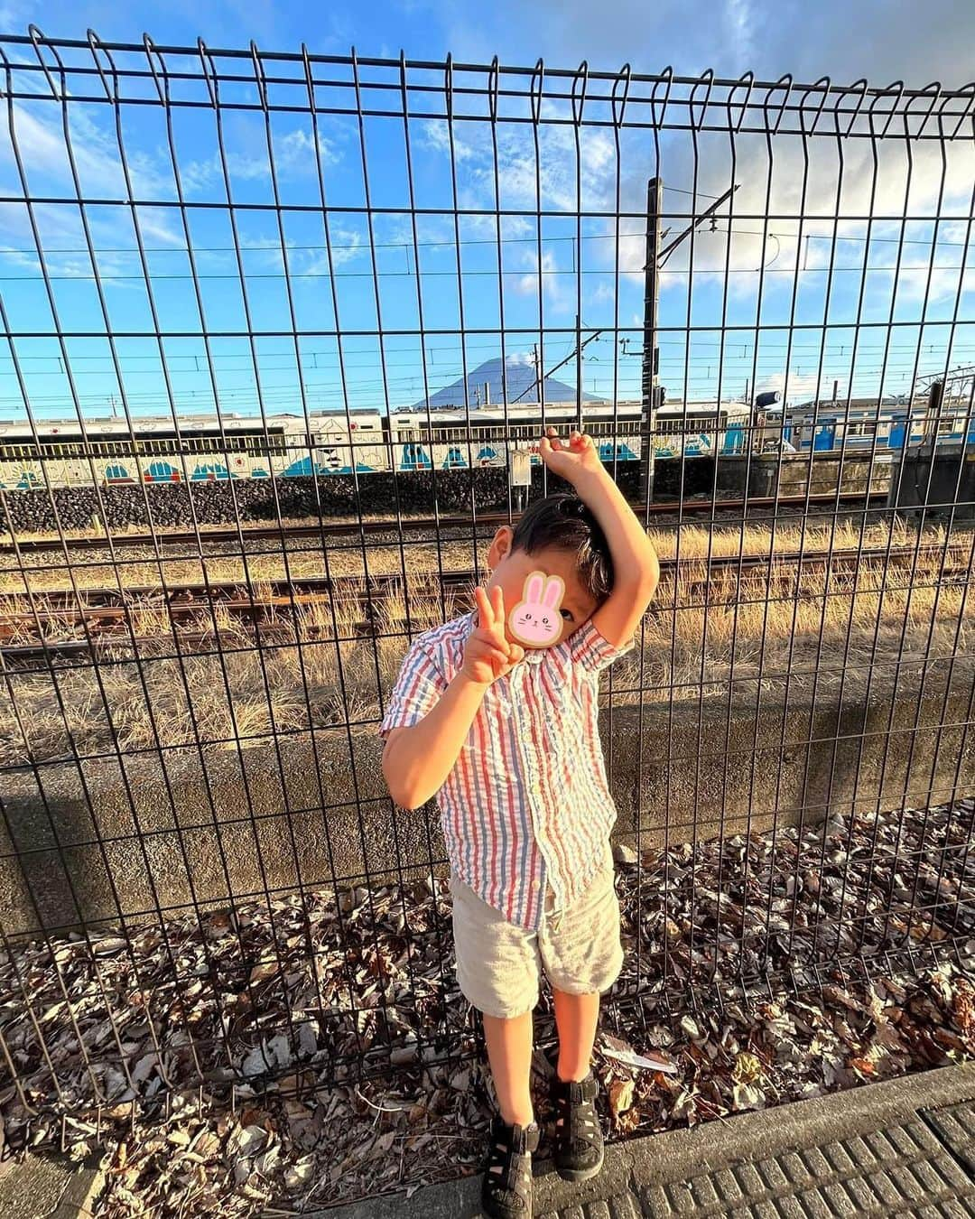 長崎真友子さんのインスタグラム写真 - (長崎真友子Instagram)「【2023夏☀️】昨年はお受験のお教室が詰まっていたので断念した河口湖のサマースクールに1週間行ってきました♪モンテッソーリ教育に基づいた自然の学び、河口湖でも泳ぐことができました😆虫もだいぶ触れるように🐛🪲✨  前半はご近所ママ友と、後半は幼稚園ご一緒のご家族の別荘に‼  毎日ほぼBBQ&花火だったけど、本当に楽しかったし、涼しくて過ごしやすかったです‼︎子どもたちスクールの間はしっかりカフェやVILLAでお仕事できたので、バランス良かったです☕️✨理想の場所と働き方だー‼️  東京から車で１時間半くらい、電車でも２時間ちょっとだったので、一瞬司会のお仕事しに東京戻ることもできました⭐️  軽井沢より気に入った避暑地です😊💓  サマースクール教えてくれたお友達、そして我々の予定に合わせてみんな河口湖集合してくれてありがとぉ🥲いい友達ばかり‼︎  毎年行くぞー🎵とモチベアップです⤴️  🍉Summer 2023 ☀️  I went to a summer school in Lake Kawaguchiko for a week, which we had given up on last year because the entrance exam were packed 😱  They learned about nature based on Montessori education, and they were also able to swim in Lake Kawaguchiko😆  There were a few bugs and we became touching  them🐛 ✨ The first half was spent with local mom friends, and the second half was at the villa of a family with a kindergarten. We had BBQ and fireworks almost every day, but it was really fun, cool and easy to spend time!!   ︎While the kids were at school, I was able to work at the cafe or the VILLA, so I had a good life balance ☕️✨It's the ideal place and way of working!!  It was about an hour and a half by car from Tokyo, and a little over two hours by train, so I was able to go back to Tokyo for a moment to work as the MC🎙️⭐️ It’s a summer resort that I like better than Karuizawa 😊💓 Thank you to all the friends who taught us about the summer school, and who came to  Lake of Kawaguchiko according to our schedule.They are all great friends!! ︎ I’m going to go every year🎵 and it keeps me motivated⤴️  #河口湖 #山梨　#移住　#地方創生　#kawaguchiko #yamanashi #富士山　#mtfuji #ほうとう　#villa #別荘　#summerschool #サマースクール　#モンテッソーリ　#乗馬　#bbq #夏休み　#summervacation  #花火　#japan #むしとり」8月22日 17時08分 - mayuko_nagasaki