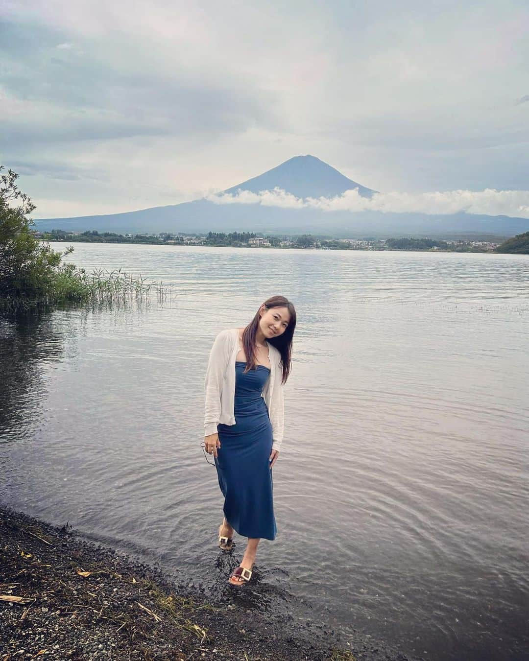 長崎真友子さんのインスタグラム写真 - (長崎真友子Instagram)「【2023夏☀️】昨年はお受験のお教室が詰まっていたので断念した河口湖のサマースクールに1週間行ってきました♪モンテッソーリ教育に基づいた自然の学び、河口湖でも泳ぐことができました😆虫もだいぶ触れるように🐛🪲✨  前半はご近所ママ友と、後半は幼稚園ご一緒のご家族の別荘に‼  毎日ほぼBBQ&花火だったけど、本当に楽しかったし、涼しくて過ごしやすかったです‼︎子どもたちスクールの間はしっかりカフェやVILLAでお仕事できたので、バランス良かったです☕️✨理想の場所と働き方だー‼️  東京から車で１時間半くらい、電車でも２時間ちょっとだったので、一瞬司会のお仕事しに東京戻ることもできました⭐️  軽井沢より気に入った避暑地です😊💓  サマースクール教えてくれたお友達、そして我々の予定に合わせてみんな河口湖集合してくれてありがとぉ🥲いい友達ばかり‼︎  毎年行くぞー🎵とモチベアップです⤴️  🍉Summer 2023 ☀️  I went to a summer school in Lake Kawaguchiko for a week, which we had given up on last year because the entrance exam were packed 😱  They learned about nature based on Montessori education, and they were also able to swim in Lake Kawaguchiko😆  There were a few bugs and we became touching  them🐛 ✨ The first half was spent with local mom friends, and the second half was at the villa of a family with a kindergarten. We had BBQ and fireworks almost every day, but it was really fun, cool and easy to spend time!!   ︎While the kids were at school, I was able to work at the cafe or the VILLA, so I had a good life balance ☕️✨It's the ideal place and way of working!!  It was about an hour and a half by car from Tokyo, and a little over two hours by train, so I was able to go back to Tokyo for a moment to work as the MC🎙️⭐️ It’s a summer resort that I like better than Karuizawa 😊💓 Thank you to all the friends who taught us about the summer school, and who came to  Lake of Kawaguchiko according to our schedule.They are all great friends!! ︎ I’m going to go every year🎵 and it keeps me motivated⤴️  #河口湖 #山梨　#移住　#地方創生　#kawaguchiko #yamanashi #富士山　#mtfuji #ほうとう　#villa #別荘　#summerschool #サマースクール　#モンテッソーリ　#乗馬　#bbq #夏休み　#summervacation  #花火　#japan #むしとり」8月22日 17時08分 - mayuko_nagasaki