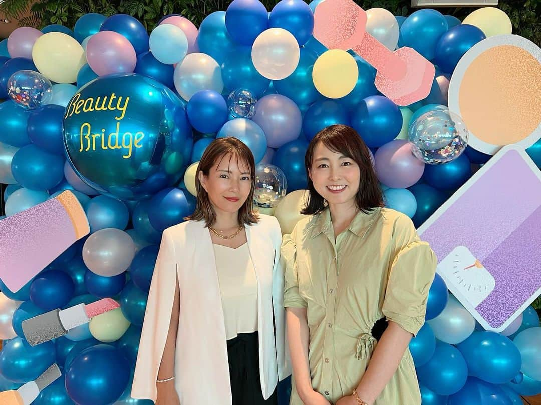 五戸美樹さんのインスタグラム写真 - (五戸美樹Instagram)「先週末はDMMオンラインサロンのイベント『BEAUTY BRIDGE』。私は第一部と第三部のトークショーで司会を務めました。ご覧いただいた皆様ありがとうございました！  すっっごく楽しかったです。勉強になり、刺激になり、モチベーションになりました。とても楽しかったのでこれから数日間このイベントのことを語らせてください笑。  第一部は 「あなたにとって美とは？ 美容を通じて自分と向き合う」  ゲストは川村真木子さん、福田萌子さん、田久保夏鈴さん✨  メイクやファッション以上に健康の話になり、非常にためになりました。 運動の話は胸に突き刺さりました汗。  川村真木子さんは会員数1万人を誇るDMMオンラインサロン「Holland Village Private Community（略称：HVPC）」オーナーで、今年1月のイベントでもご一緒させていただきました。  育児や働く女性への想いにとても共感し、もっと勉強させていただこうと、私もサロンに加入しました！  先日は会員制カフェ「Holland Village Private Cafe」にもお邪魔しました。 オーガニック、無添加にこだわったお店。 店員さんは気配り抜群。オシャレで美味しくて幸せな時間でした。  会員数の多さもさることながら、情報通で知的好奇心旺盛で、実業家かつエンターテイナー。すごい方です。改めて。尊敬します。  イベントは特設サイトからアーカイブ視聴できます！ https://lounge.dmm.com/page/beauty_bridge （音が悪かったようで…気付けず申し訳ないです…） #dmm_beatybridge」8月22日 17時21分 - mikigonohe