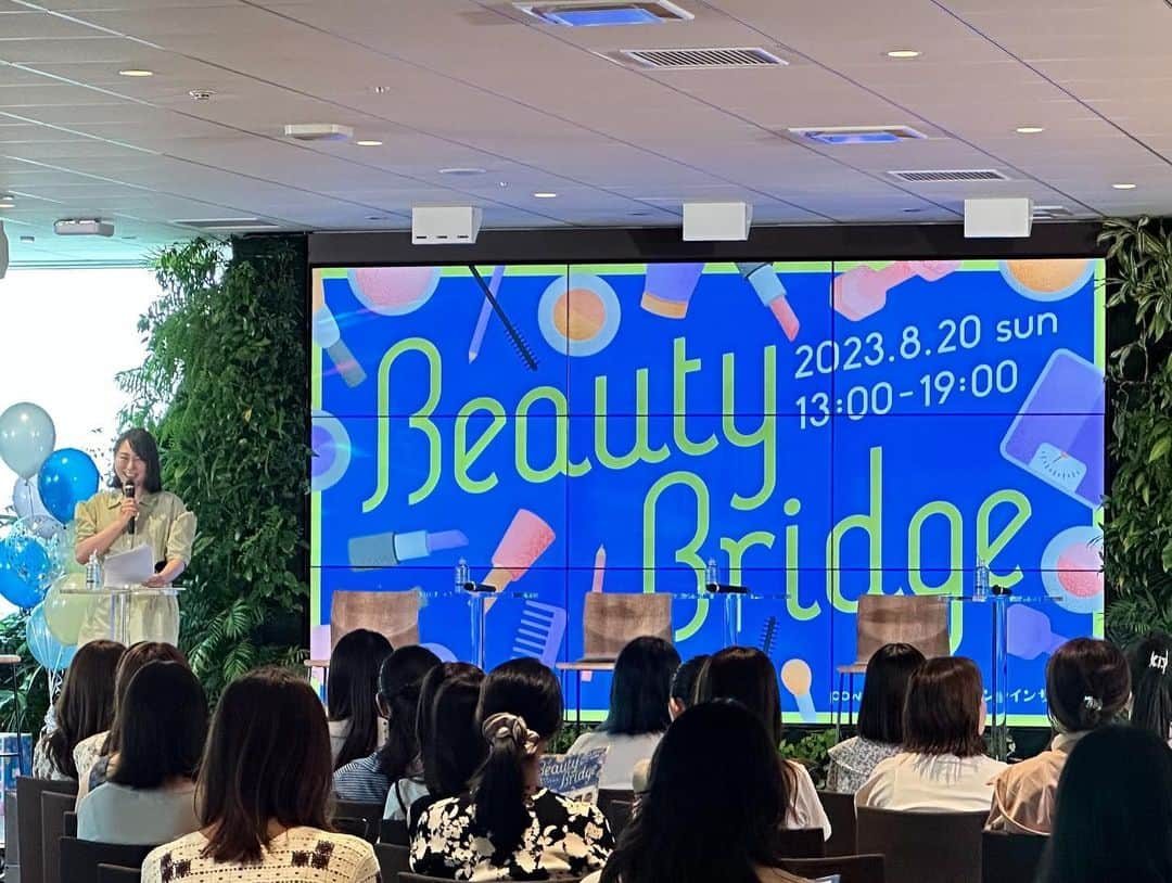 五戸美樹さんのインスタグラム写真 - (五戸美樹Instagram)「先週末はDMMオンラインサロンのイベント『BEAUTY BRIDGE』。私は第一部と第三部のトークショーで司会を務めました。ご覧いただいた皆様ありがとうございました！  すっっごく楽しかったです。勉強になり、刺激になり、モチベーションになりました。とても楽しかったのでこれから数日間このイベントのことを語らせてください笑。  第一部は 「あなたにとって美とは？ 美容を通じて自分と向き合う」  ゲストは川村真木子さん、福田萌子さん、田久保夏鈴さん✨  メイクやファッション以上に健康の話になり、非常にためになりました。 運動の話は胸に突き刺さりました汗。  川村真木子さんは会員数1万人を誇るDMMオンラインサロン「Holland Village Private Community（略称：HVPC）」オーナーで、今年1月のイベントでもご一緒させていただきました。  育児や働く女性への想いにとても共感し、もっと勉強させていただこうと、私もサロンに加入しました！  先日は会員制カフェ「Holland Village Private Cafe」にもお邪魔しました。 オーガニック、無添加にこだわったお店。 店員さんは気配り抜群。オシャレで美味しくて幸せな時間でした。  会員数の多さもさることながら、情報通で知的好奇心旺盛で、実業家かつエンターテイナー。すごい方です。改めて。尊敬します。  イベントは特設サイトからアーカイブ視聴できます！ https://lounge.dmm.com/page/beauty_bridge （音が悪かったようで…気付けず申し訳ないです…） #dmm_beatybridge」8月22日 17時21分 - mikigonohe