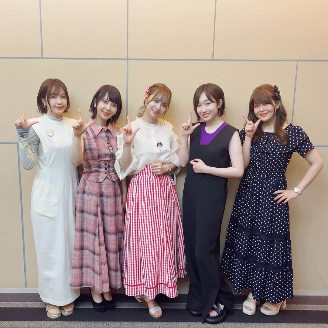 種田梨沙のインスタグラム：「✨🎥🎬  「アイドルマスター　ミリオンライブ！」 ついに、第１幕の劇場先行上映が始まりましたね！ 今回、この５人で舞台挨拶をさせていただきました✨  皆さんはもう先行上映、見てくれましたか？  色々な想いを胸に、 劇場に足を運んでくださっていると思いますが まずはまっさらな気持ちで！純粋に楽しんでいただけたら嬉しいです！  TVアニメでも見れちゃうけど、 やっぱり映画館の音響でも楽しみたいから 私もこれから何度も劇場に足を運ぼうと思います♡  初見ではあのシーンで泣いたけど、 ２回目以降はまた違うところで泣いちゃうかも…？ もう第二幕が待ちきれないよー！😭  アイドルたちの輝きをお見逃しなく！！  #山崎はるか #田所あずさ #中村温姫 #諏訪彩花 #種田梨沙 #アイドルマスター #ミリオンライブ」