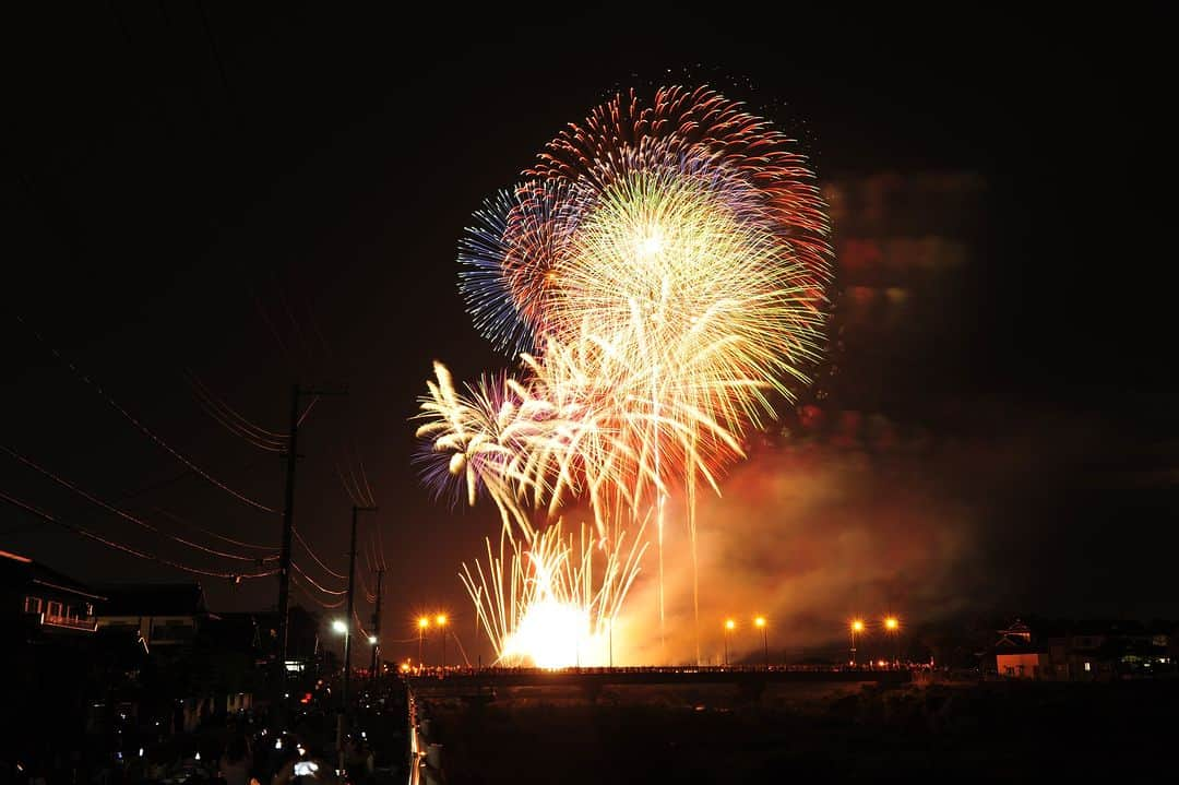 福島県さんのインスタグラム写真 - (福島県Instagram)「【釈迦堂川花火大会（須賀川市）】  8月26日（土）に須賀川市釈迦堂川花火大会が4年ぶりに通常開催されます。  釈迦堂川花火大会は県内でも最大規模の花火大会で、音楽創作花火やナイアヤガラ花火、全国の有名花火師による尺玉の競演など多種多様な花火が打ち上げられます。  中でもウルトラマンの故郷であるM78星雲とのコラボ「須賀川市×M78星雲姉妹都市スターマイン」はここでしか見られない演目なので必見です。  スケール感抜群、大迫力の花火をぜひ堪能してみてくださいね。  ※写真は過去に撮影したものです。  #釈迦堂川花火大会 #花火大会 #花火 #須賀川花火大会 #須賀川市 #県中地方 #福島県 #sukagawacity #fukushima #RealizeFukushima #NotADreamFukushima #ひとつひとつ実現するふくしま」8月22日 17時13分 - realize_fukushima