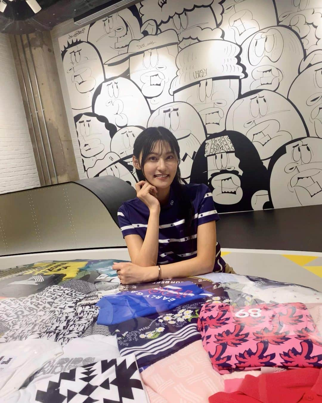 日吉晶羅のインスタグラム：「TSIさんの新プレスルームで @pingapparel_japan 撮影♩  グラフィティアーティストのジェイ・フローさんが制作した壁画も可愛くてオシャレ🫧  こちらの模様はYouTubeで公開されるので お楽しみに😆💛💛  . . #pingapparel #ping #ピンゴルフ #ゴルフウェア #ping活 #ジェイフロー #ゴルフ初心者」