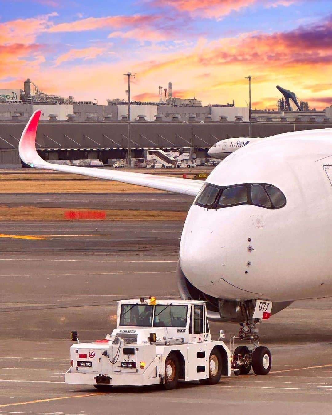 JALのインスタグラム：「. 大きなエアバス #A350 を引っ張る 力持ちなトーイングカー ✈️ #AmazingAugust . . Photo by @micchan_haneda Post your memories with #FlyJAL  #JapanAirlines #JAL #airplane #✈︎ #jal #羽田空港 #トーイングカー #飛行機 #飛行機写真 #飛行機撮影 #飛行機のある風景 #飛行機のある空 #飛行機好き #夕日 #夕焼けハンター #鶴丸 #旅行 #日本航空」