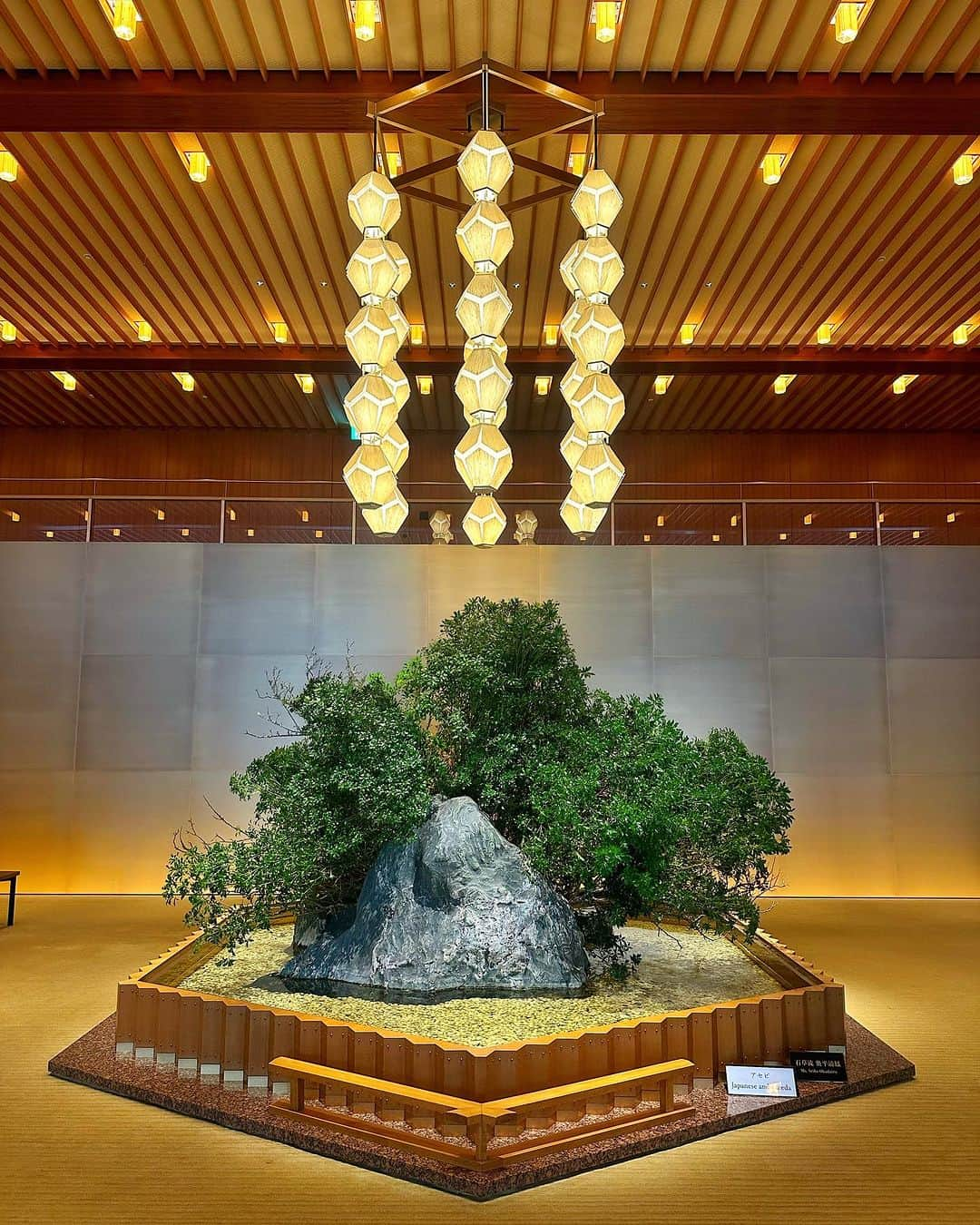 ホテルオークラ東京 Hotel Okura Tokyoさんのインスタグラム写真 - (ホテルオークラ東京 Hotel Okura TokyoInstagram)「Today’s Ikebana🇯🇵 今日の生け花🪴  Main Lobby The Okura Prestige Tower メインロビー オークラ プレステージタワー  #六角 #オークラランターン #メインロビー #ホテルロビー #設計 #谷口吉生 #東京ホテル #ラグジュアリーホテル  #theokuratokyo #オークラ東京 #okuralantern #architect #YoshioTaniguchi #hotellobby #tokyohotel #luxuryhotel #lhw #lhwtraveler #uncommontravel #东京 #酒店 #도쿄 #호텔 #일본 #ญี่ปุ่น #โตเกียว #โรงแรม」8月22日 17時22分 - theokuratokyo