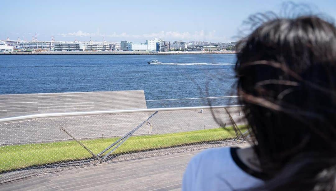 前野えまさんのインスタグラム写真 - (前野えまInstagram)「目の前に広がる海と空 夏景色が爽やかに ・ ・ photo by : @at.m0sphere  ・ ・ ・ #夏景色  #爽やかな風  #海風景  #アオハル  #二十歳の夏   #yokohama  #minatomirai #summer  #summermemories  #seaphotography  #skyphotography  #naturephotography  #girlportrait #actress #actor #girl #photography #portrait #japanesegirl #portraitphotography #daily_phot_jpn #japan_daytime_view」8月22日 17時22分 - maeno_ema