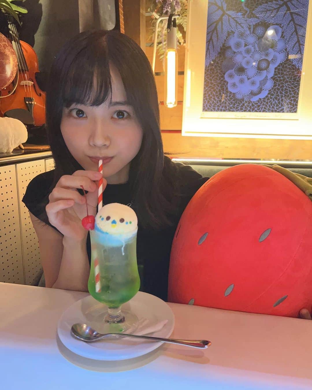 加弥乃のインスタグラム：「メニューにあるとつい頼んでしまう🤦🏻‍♀️🍈♡  #福岡の苺のビールも飲んじゃったりなんかして #飲みやすくて美味しかったです  #ビールとクリームソーダのちゃんぽん」
