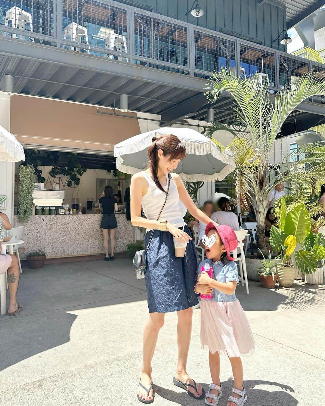 小林真由のインスタグラム：「ARVO🥑🌼 ⁡ 朝イチのカカアコもぶらぶら〜したいけど、いつもプールコールがすごいくてなかなかできない☕️🥞 ⁡ ⁡ ⁡ #ファッション #コーデ #ママコーデ #女の子ママ #男の子ママ #ママライフ #コーディネート #４歳 #3歳 #二人育児 #子連れ旅行 #旅行 #ハワイ旅行 #ハワイ #子連れハワイ #朝食 #arvo」
