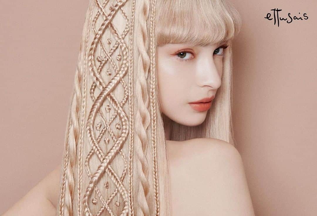 資生堂 のインスタグラム：「ettusais 2023 Autumn Collection　 @ettusaisjp  -Dusty Fantasy-  Makeup by 深野結花　@yukafukanooo   Art Direction by 吉田ユニ @yuni_yoshida   #エテュセ #ettusais #shiseidohma #資生堂ヘアメイクアップアーティスト #yukafukano #深野結花」
