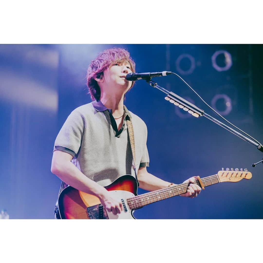 兼丸さんのインスタグラム写真 - (兼丸Instagram)「8/9(水) Spotify O-EAST  #ツタロックDIG LIVE Vol.13(TOKYO)  去年の夏、同じ場所で観にいったイベントに今年は僕らがトリで。  最後まで疲れてるだろうに残ってくれてありがとう。グッズも一緒に歌ってるのもとてもよく見えたよ。  たまにそっちが歌詞間違えてるとつられてこっちも間違えそうになるよ笑。 それでも一緒に歌ってくれてるその姿が好き。  #contoncandy #セッティング中に横のステージで #ファジーネーブルはテンション上がる #楽しかった！  Photo by（@_gmng_）」8月22日 17時26分 - kanemaru.425