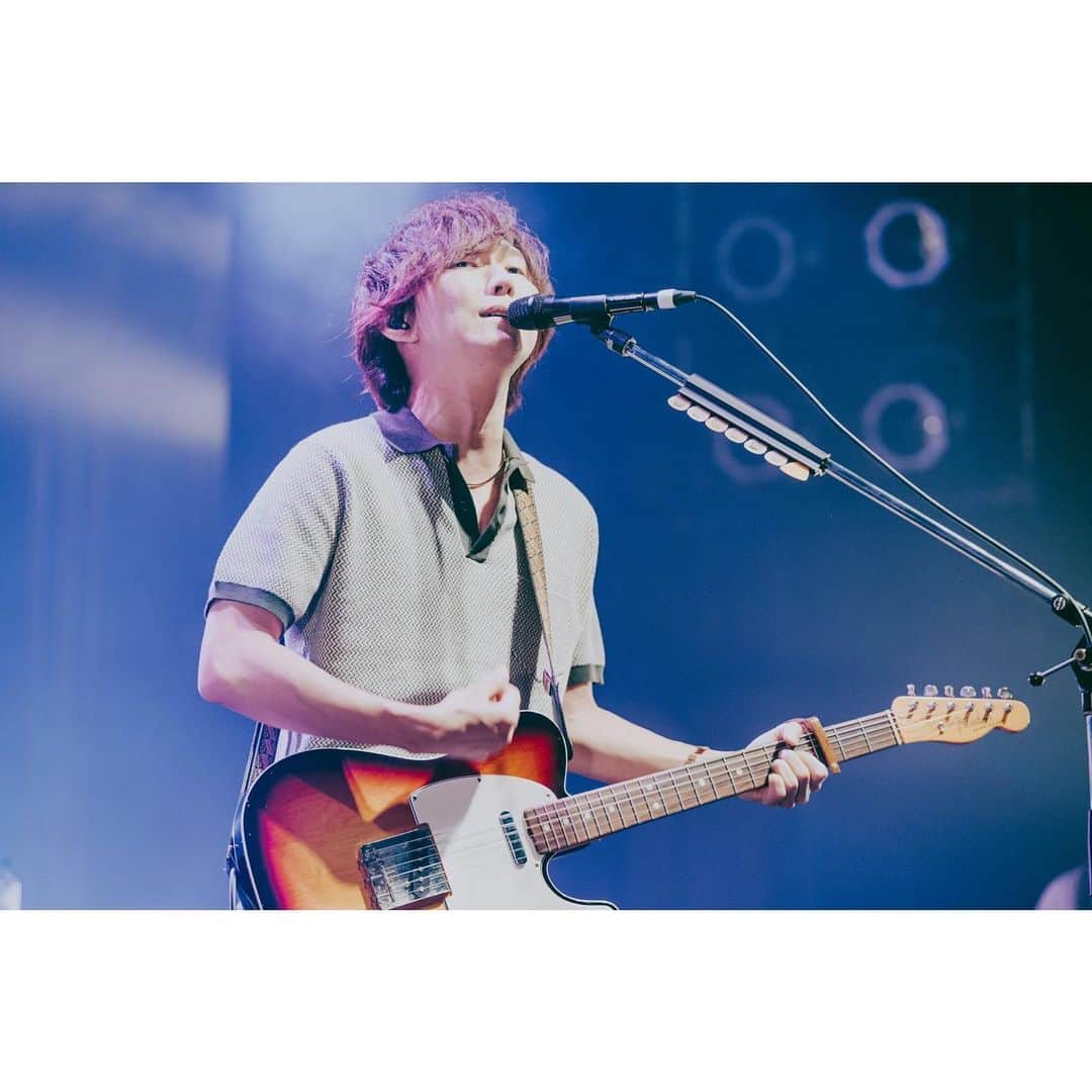 兼丸さんのインスタグラム写真 - (兼丸Instagram)「8/9(水) Spotify O-EAST  #ツタロックDIG LIVE Vol.13(TOKYO)  去年の夏、同じ場所で観にいったイベントに今年は僕らがトリで。  最後まで疲れてるだろうに残ってくれてありがとう。グッズも一緒に歌ってるのもとてもよく見えたよ。  たまにそっちが歌詞間違えてるとつられてこっちも間違えそうになるよ笑。 それでも一緒に歌ってくれてるその姿が好き。  #contoncandy #セッティング中に横のステージで #ファジーネーブルはテンション上がる #楽しかった！  Photo by（@_gmng_）」8月22日 17時26分 - kanemaru.425