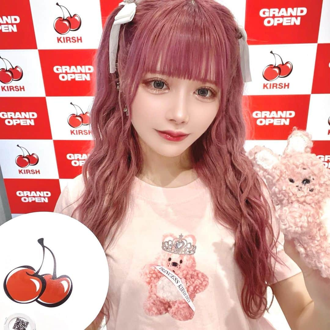 Yuupyonのインスタグラム：「🍒🍒🍒🍒 ⁡ ⁡ この前原宿にオープンした @kirsh_jp_official  のポップアップに行ってきた🎶 その時にノベルティで貰ったうさちゃんが可愛すぎて 同じシャツ買っちゃった😣🩷🩷 ⁡ 大好きなブランドだから 店舗近くにあるの超嬉しい😭😭 ⁡ ⁡ #kirsh#koreanfashion#harajuku#popup#韓国ファッション#キルシー#ポップアップ#ハーフツイン#ピンクカラー#ピンクコーデ」