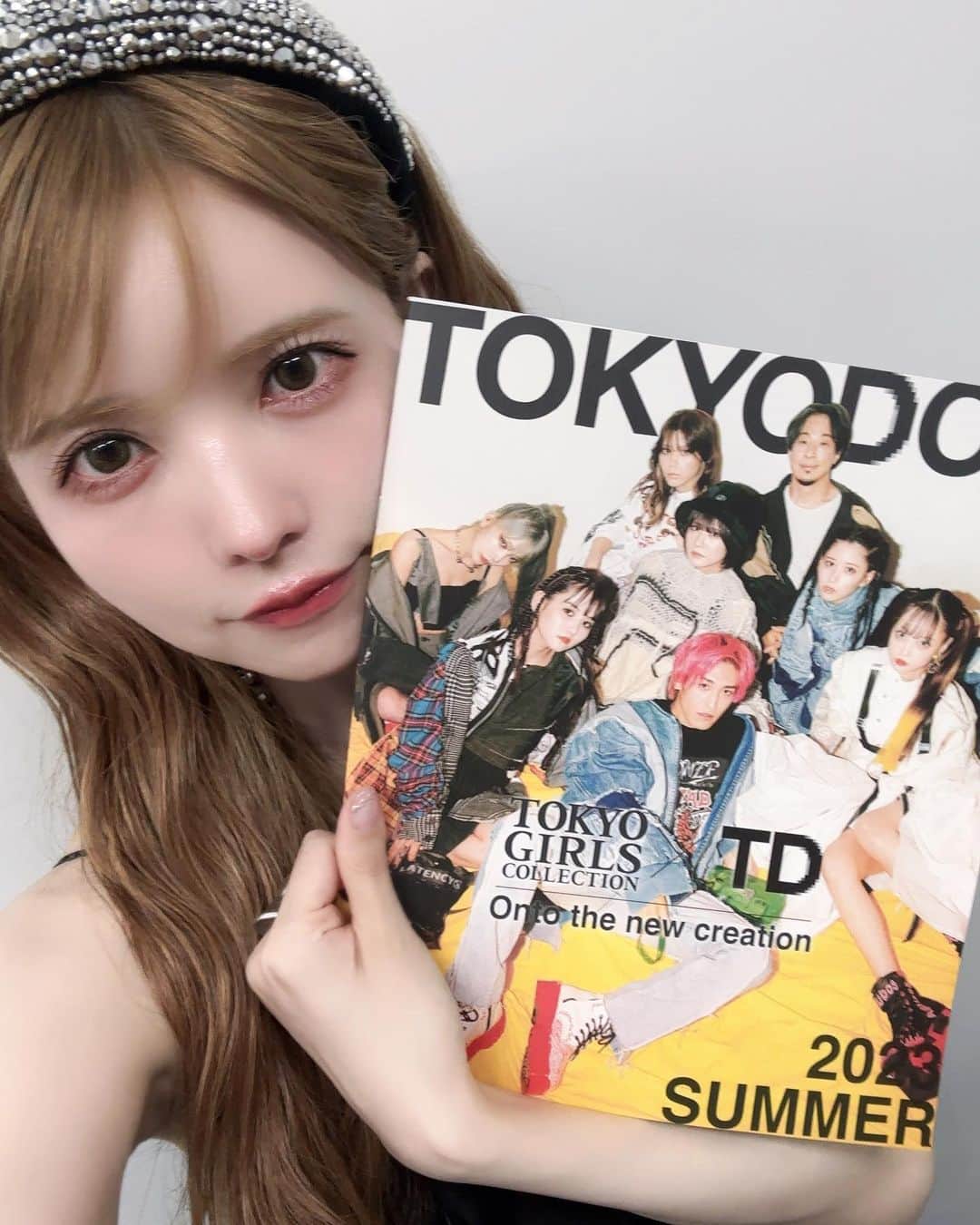益若つばさのインスタグラム：「数年前からはじめた「学校では教えてくれない教科書」をテーマにした雑誌TOKYODOTが東京ガールズコレクションの公式マガジンになるんですって、、！ ⁡ ⁡ どゆこと？？正気なのか？ ⁡ ⁡ 去年仙骨骨折してて寝てた間に凄いことが起きてたよ。 ⁡ ⁡ 夢みたいな、楽しくて辛く不安なことが始まりそうです。 ⁡ ⁡ ⁡ TGCとどんな展開になるのかは私にもまだわからないのですが、与えられた任務を一つ一つ丁寧に全うしていきたいと思います、、！ ⁡ ⁡ ⁡ 昨日も朝までこの日に配るTOKYODOT ✖︎TGCの無料版の公式マガジン作ってた。 ⁡ ど限界を何度も越えて編集チームと愛を込めて作ってます。可愛いと辛いのミルフィーユです。 ⁡ ⁡ 初号は特別に9/2のTGCで無料配布されるみたいなので来場者の方はぜひGETしてねー！ ⁡ 詳しくはTGC公式サイトやTOKYODOT公式をチェックしててね！ @tgc_staff  @tokyodotmag   ⁡ 写真のはこの日の記者の方用に配られた非売品のミニ冊子☺️ ⁡ TOKYODOT ✖️TGC公式マガジンになった記者発表はEXITさんととうあちゃんと和田さんが一緒でした！(この時の様子もTGC#001に掲載されてますので見てね！終始真面目かつ面白かったです。) ⁡ ⁡ ⁡ 「みんなの言葉にとても愛がある」と記者の方達が楽しそうに帰っていったお話を聞いて、やりたいことが少しだけ実現できた気がしました。 ⁡ ⁡ TOKYODOTを読むと自分と異なる人種にワクワクし、共鳴できる人種を見つけると落ち着き、逃げ場のない方を見かけると心がざわざわします。そんな雑誌です。  ⁡ ⁡ みんなのありきたりじゃない本音の言葉が自分のどこかの引き出しに入っていく感じがすごく大好きです。  ⁡ ⁡どんどん宝物が増えていきます。  紙はずっと残るから、死ぬまで雑誌取っておくんだー。  年齢や性別、世代を越えて、みんなでサポートしあって、バカみたいに楽しいことを一生していきたいです。 ⁡ ⁡ ⁡ 最近真面目すぎるからいったんみんなバカになったほうが良いよ。  #tokyodot #magazine」