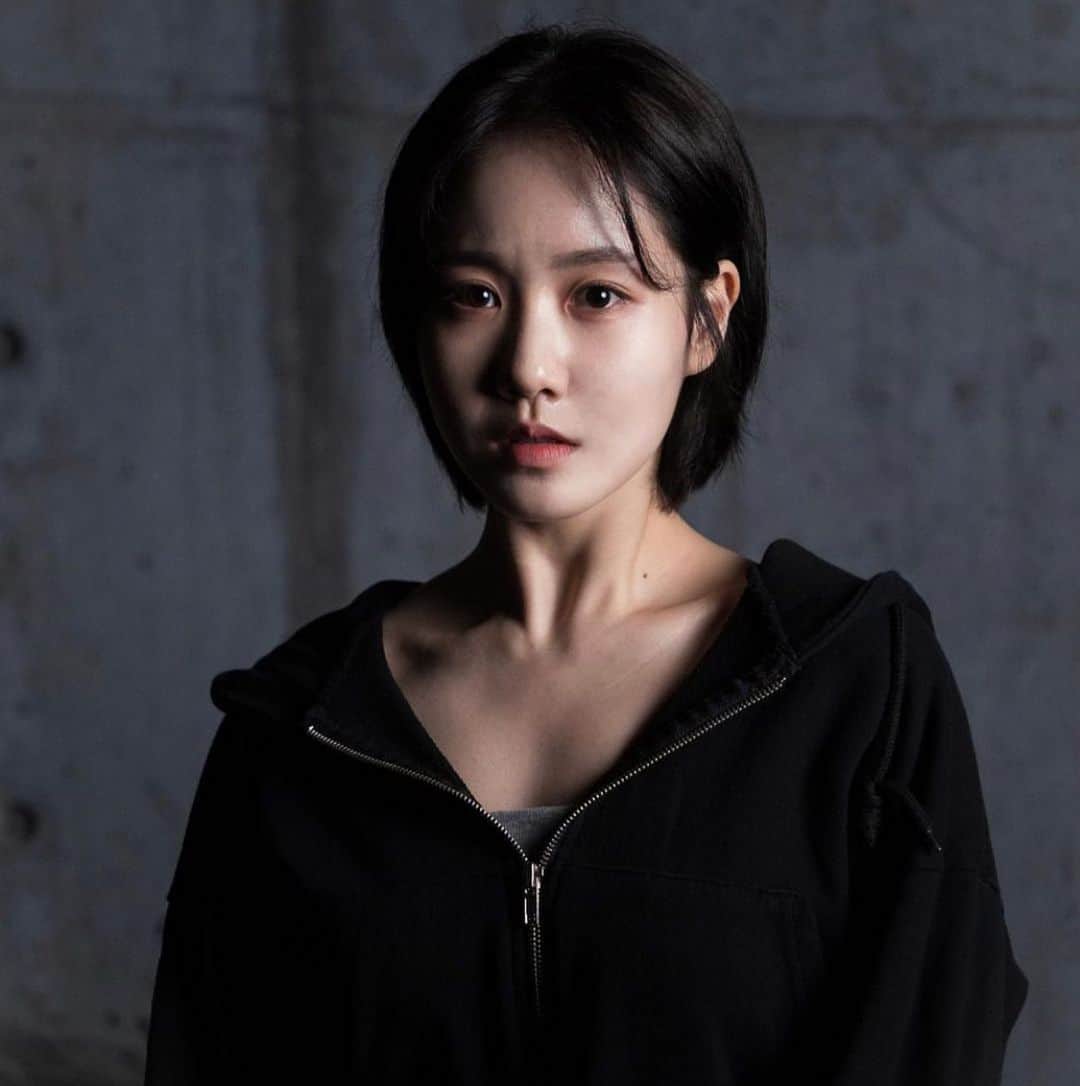 チン・ジヒのインスタグラム：「이번에 좋아하는 분들과 함께 마음을 모아  공연을 올리게 되었습니다.  #출구없음 #후암스테이지 8월24일-27일 김서연 역을 맡았습니다.  공연장에서 봬요💕」