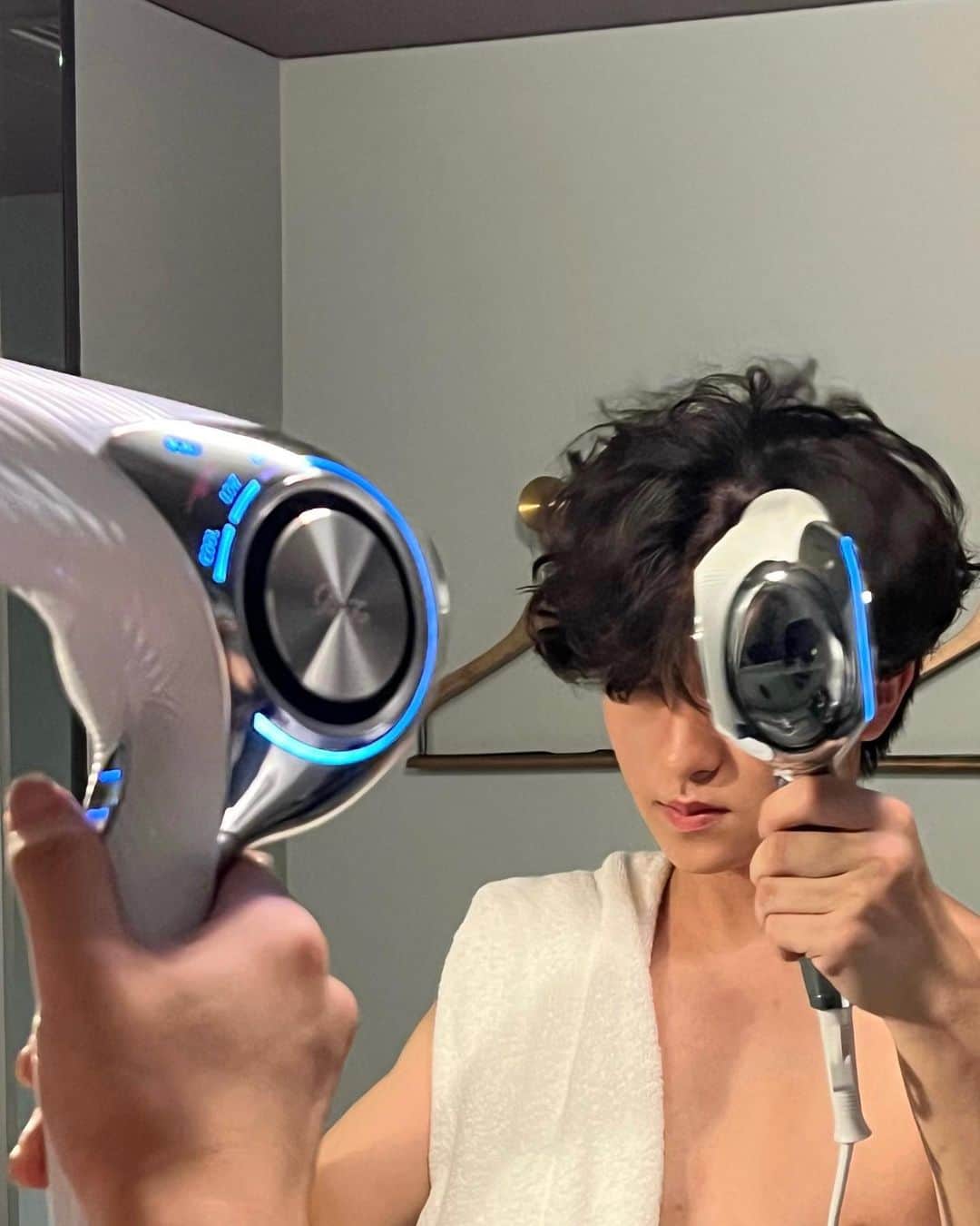 まきとんのインスタグラム：「just took a shower🚿  ドライヤーは@refa_mtg リファビューテックのドライヤープロ This hairdryer is ReFa BEAUTECH DRYER PRO  パーマで髪の毛傷んでるケアできるからいい感じ！ デザインもスタイリッシュでかっこよくない？ . . . #リファ #refa #リファドライヤー #Refadryer #ヘアケア　#リファビューテックドライヤー」