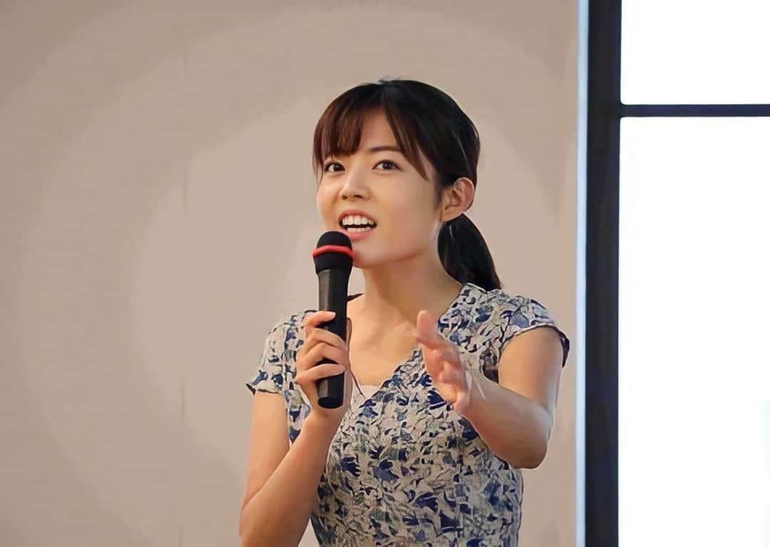 田村友里のインスタグラム：「最近の講演会あれこれ。 福山大学、JA共済連、高屋東住民自治協議会...など ありがたいことに、いろんな場所に呼んでいただいてます。  依頼されるテーマも様々で、 「ガッツで生き抜く力」だったり、 「ガッツ流コミュニケーション」だったり。 (どっちにしろガッツなんかーい🤣) でも正直そんな立派なお話はしていません🤣  ただ皆さんが、 私の挫折体験に「えー？！😱」と驚いてくれたり、 お仕事の裏話にクスクス笑ってくれたりするのが、 嬉しくて楽しくて✨ 最後には「私もガッツで頑張ってみようかな〜」って、 少しでも前向きになってもらえたら最高！と思いながら、 お話ししています。  もっともっと沢山の方に会えたら嬉しいなぁ✨  #奇跡を待つより捨て身の努力 #座右の銘  .」