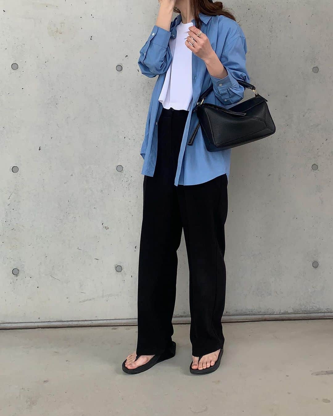 K A O R Iのインスタグラム：「| Blue Black 💙🖤  #auralee#zara#fitflop」