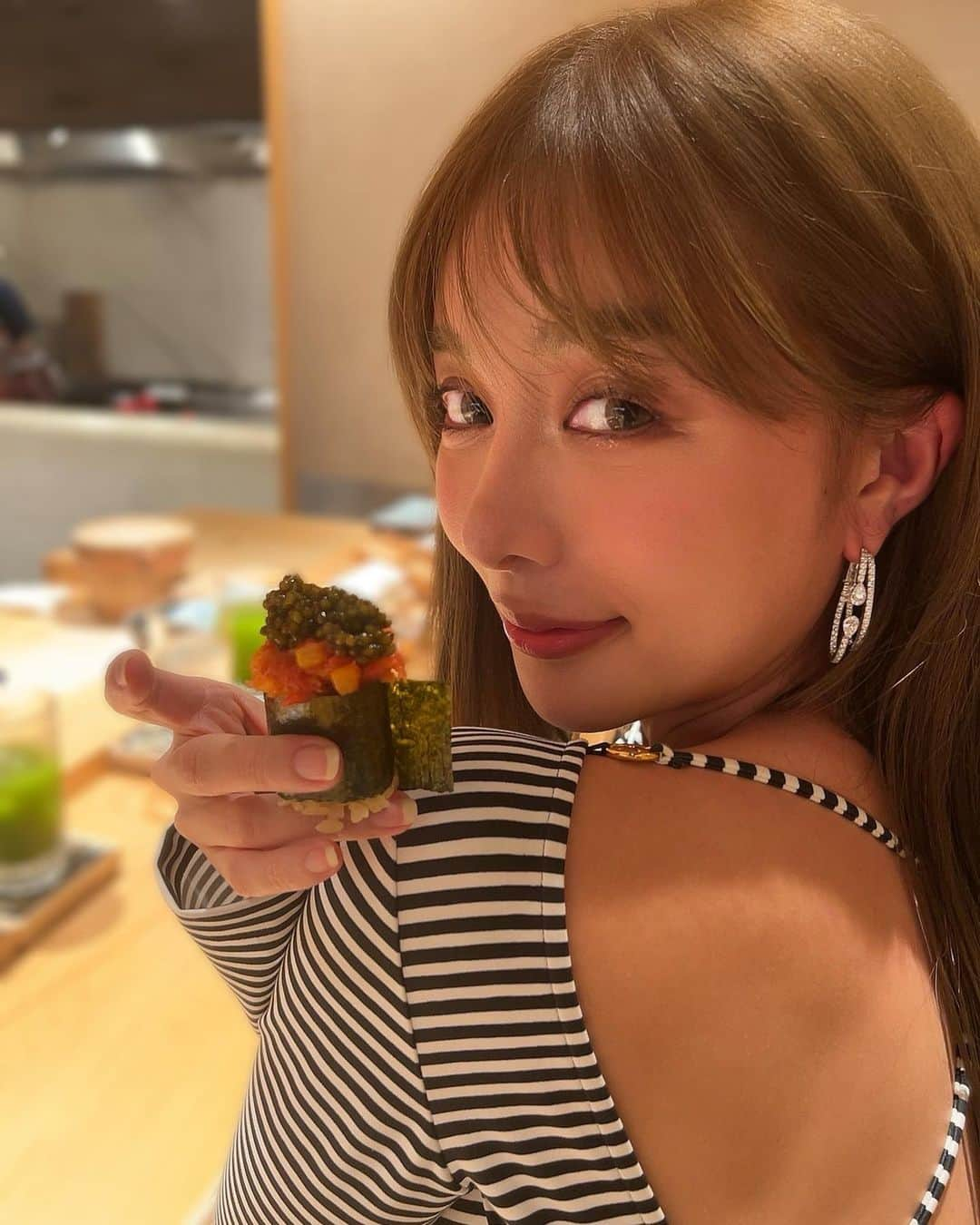 濱野りれのインスタグラム：「Want to some? Sushi × me  📌鮓ふじなが "Sushi Fujinaga" in Tokyo Sushi is amazing, but other than sushi is outstanding. That is Fujinaga!  鮓とわたし 鮓ふじながはもはやお寿司屋さんではない。フカヒレもラーメンも出てくる。お魚の飽きが最後まで来ない。 完食できる数少ないお寿司屋さんの一つ！   #fujinaga #azabujuban #sushi #sushitime #tokyoeats #tokyogourmet #gourmet #gourmetfood #foodie #foodielife #tokyofoodie #gastronome #鮓ふじなが #寿司 #鮨 #東京グルメ #グルメ  #麻布十番グルメ」