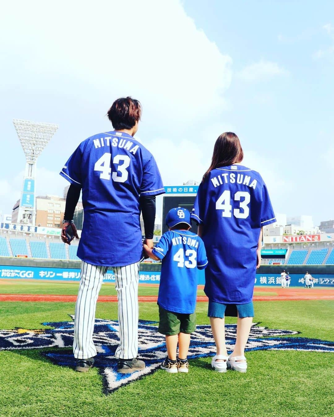 三ツ間卓也のインスタグラム：「⚾️ 前回の続きになります✨  チームに参加した際に 決勝戦は浜スタだから⚾️ 三ツ間の引退試合もやりたいね！ という言葉から 勝ち進み！優勝して🥇  試合後に皆さんから お揃いのTシャツ👔 花束💐 胴上げ🤝 をして頂きました🙇  引退という徐々にフェードアウトしていく選手が多い中で⚾️  引退というしっかりとした形を 素敵な場所で、祝って頂きました😌  今後は皆さんに 美味しいイチゴを🍓 笑顔を😆  プレゼント出来るように🎁 頑張っていきたいと思います🙇  #三ツ間卓也#三ツ間農園#横浜バスターズ#武藤祐太#中日ドラゴンズ#DeNAベイスターズ#苺狩り#苺一会」