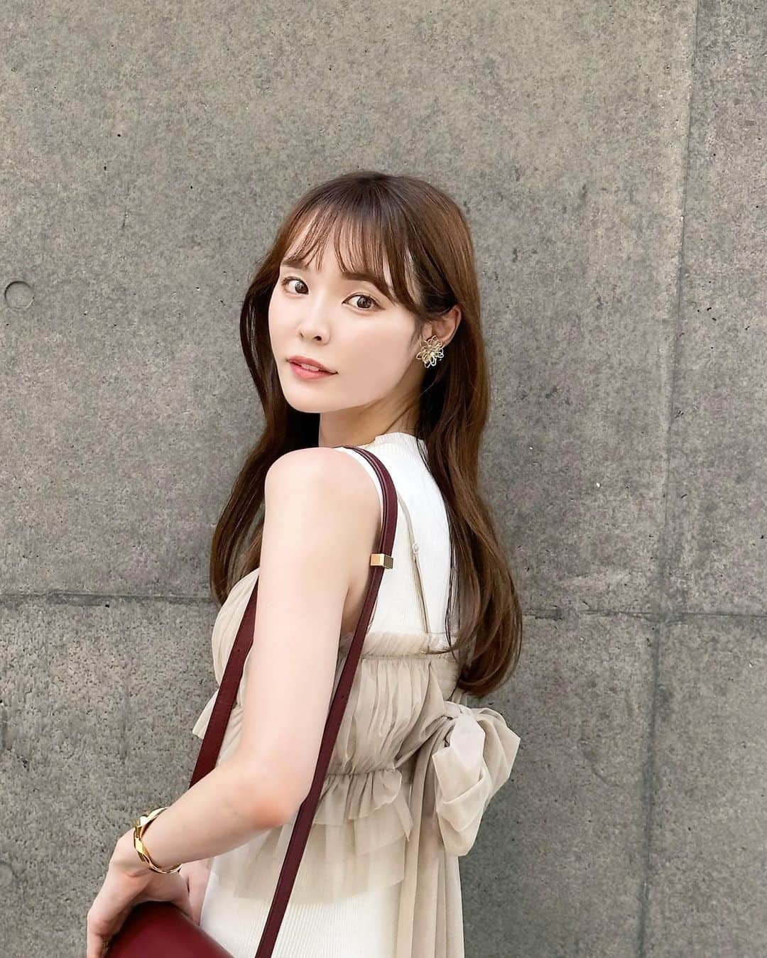 磯田 ひかる(Hikaru Isoda) のインスタグラム：「こんばんは🤍 今日は1日どんより天気🥹🌧  1日おつかれさまでした💞  この日はビスチェ付きのニットワンピ着てたよ🫶 ワンピなのに着回しできて◎  【着用アイテム】 Dress @snidel_official  Sustainableチュール&ノースリニットワンピース ¥17,930 税込  Bag @cafune.official  ------------------------------ picaru：162cm / 骨格ウェーブ 1st ブライトスプリング 2nd ブライトサマー  大人可愛いスタイルアップコーデ ヘアメイクを合わせた トータルスタイリングを提案🤍  不定期にストーリーで ファッションお悩み相談募集中🥰 ------------------------------  他の投稿を見る→【@picaruuu】」