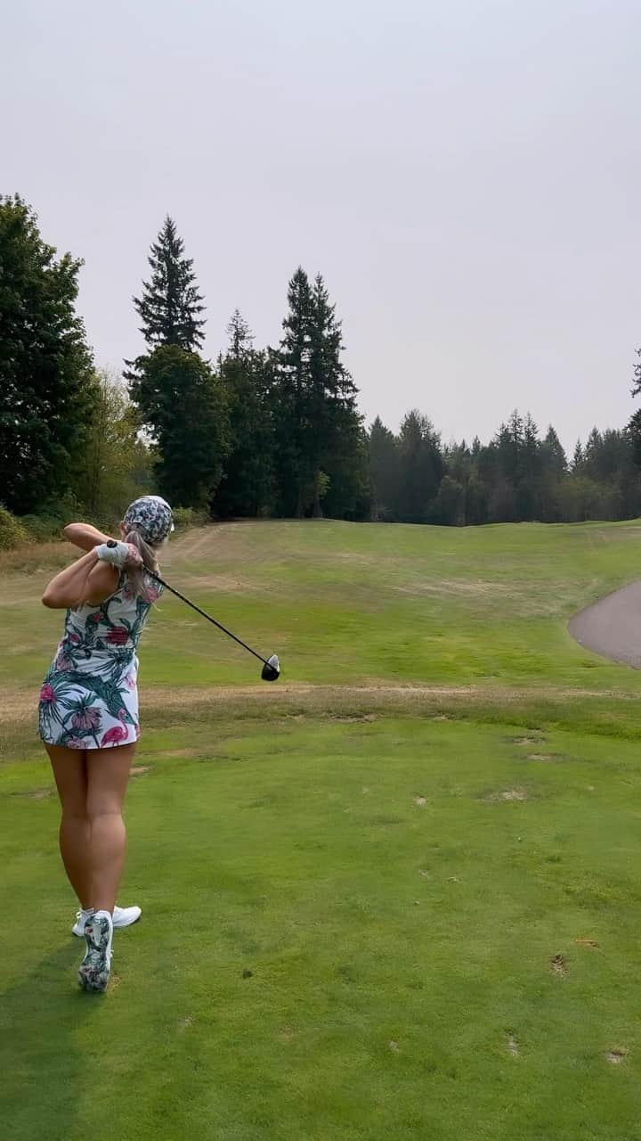 ブレア・オニールのインスタグラム：「How cute is this dress?!?🌴 ⛳️🌴 New @pumagolf x @palmtreecrew line is so dang good from head to toe👟!!!  @cobragolf #aerojet」