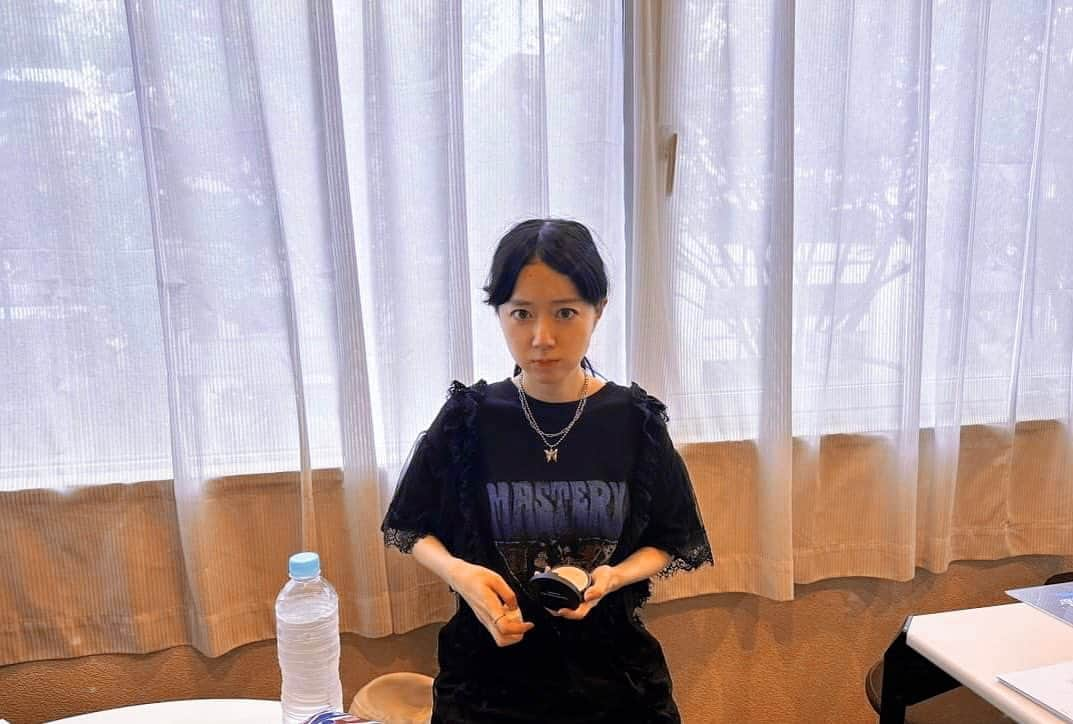 工藤晴香のインスタグラム：「暑すぎて、しかめっ面で化粧直しをする私。2023夏。  Tシャツ/ネックレス #jouetie Photo by @acecrew_ent マネジャ氏」