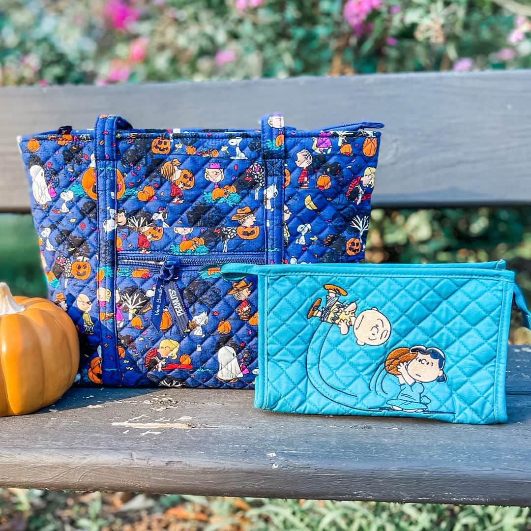 ヴェラブラッドリーのインスタグラム：「🎃👻 A fall collection so many have been waiting for! What spooky details will you find on your Peanuts Halloween styles?! 🍂 Tap to shop! 📸 @mermade.withlove  #Peanuts #FallFashion #Halloween #VeraBradley #pattern」