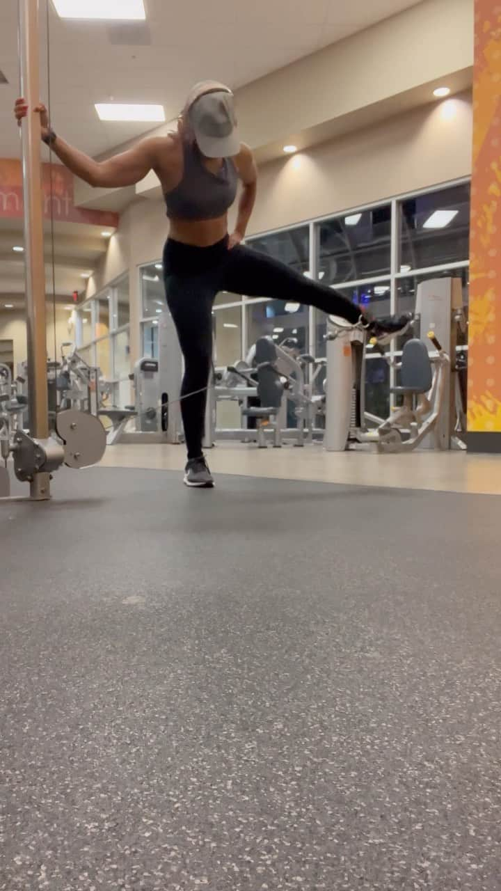 ティファニー・ハインズのインスタグラム：「Week 7 IS HERE!!! Which means a Brand New Monday Workout!   Monday’s Workout: Good Mornings Sumo Squat Seated Hamstring Curl  Cable Kick Abduction Unilateral Seated Calves   Our bodies are incredible adaptation machines so it’s always important to add new stimulus to continue making progress! Over these last 6 weeks of my 12 week fitness challenge, I’m increasing the volume on the weakest parts of my body like my glutes and hamstrings, and just doing enough volume to maintain the muscle in areas like my back, shoulders, biceps & triceps.  Really happy with my progress so far!   Starting week 5, I also added in 30 minutes of incline walking to help break through a plateau instead of dropping calories. Cardio is a great tool once I learned how to use it. I rely mainly on strength training and only use cardio as a way to increase my deficit. I also start with a small amount of cardio, so I have somewhere to go as I progress. #letsgo #tiffersarmy #wegotthis #12weekchallenge #fitnesschallenge #healthandwellness #gymgirl #workoutoftheday #workout #fitness #health」