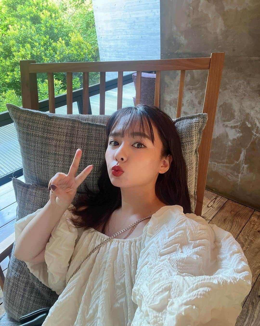 山田菜々のインスタグラム：「ひとりでゆっくりしました🛋️🍊 本読むのが好きでよかった📕  #星野リゾート #リゾナーレ那須」