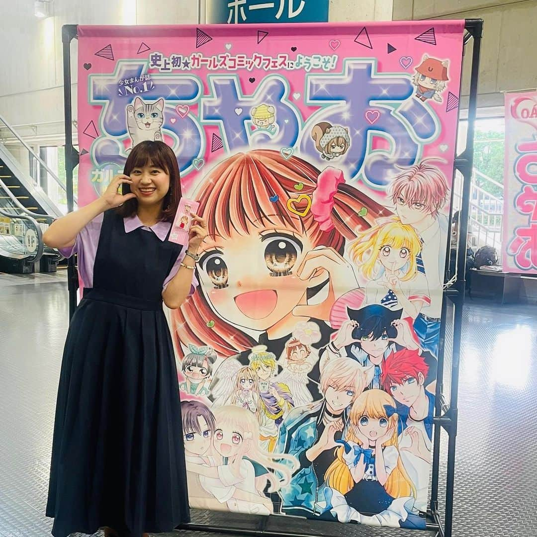 渡辺梨夏子のインスタグラム：「週末は夢の祭典🎀ちゃお×りぼんの最強コラボイベント。漫画を読むのも描くのも大好きで「りぼんガール」だったあの頃を思い出していました🥹🥹今回は仕事でちゃお、ぷっちぐみ編集部の皆さんとJS研究所（イマドキの女子小学生の子たちのトレンドを紐解くプロジェクト）を育てているところで、ブースを出していたのですが✨まさかこんな形でイベントに関われると思わず幸せでした☺️🫶遊びに来てくれた皆さんとの時間も楽しかったな〜良い夏の思い出の一つになっていたら嬉しいです✨✨これからもJSの皆んなから色々と学びます〜！  #週末記録#記憶の記録 #たまには仕事 #ガールズコミックフェス  #ガルフェス #ちゃお#りぼん #js研究所」