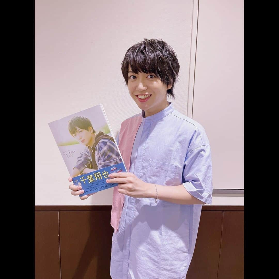 声優グランプリさんのインスタグラム写真 - (声優グランプリInstagram)「／ 「千葉翔也フォトブック ショウヤノオト Andante」発売まであと1週間🎸🎵 ＼  先日の「#ショウヤノオト-LIVE-」のイベントで千葉さんに早速完成品を見ていただきました🙌  9月24日(日)のお渡し会イベントもまだまだ応募受付中ですよ💡   （お誕生日までも、あと1週間👀）  #声優 #千葉翔也Andante #千葉翔也」8月22日 17時55分 - seigura.magazine