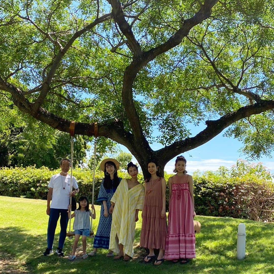 MICA   rippmonsterのインスタグラム：「こんにちは　micaです  今年もこの場所で〜🍃 私にとっても rippmonster®︎にとっても 大切なこの場所で…🍃  父含めスタッフみんなでこうして来させて頂くことが出来ました😌  それもいつも愛してくださる お客様のおかげです。 ありがとうございました。  おやすみの中で わたしと四六時中ずーーっと一緒に笑ったり泣いたり踊ったり… してくれる @rippmonster_staff  のみんな😌 本当にありがとう😊  何も打ち合わせ無しでもクレヨン🖍️みたいにカラフルな 我らは流石です💋  大体酔っ払ってる私ですが😅  温かくいつも見守っていてくれるスタッフが大切で大好きです。  何かを目指し 何かを始める時  同じ方向を向いて 側で笑い泣いてくれる仲間が心から宝であり誇りです。  本当に本当にありがとう。  誰1人似ていない個性豊かな😂 決して似たモノ同士ではない 仲間　@rippmonster_staff  だからこそそれぞれを尊敬し 私が裸の王様になる事なく 幸せに全力投球できる大切な場所です。  スタッフに変なプライドを持つ事なく 素直な気持ちで接することが出来るのもみんなが向き合い尊敬尊重しあっているからだと思います。  仲良しこよしではない @rippmonster_staff  時には真剣に話し合い  "ぶつかる💥"ことは無いけれど 自分を想い相手を想い 言葉にしてちゃんと渡します。  そんなみんなの姿を見てわたしも沢山のことを教えてもらっています。  ありがとう。  安心と深い愛の のりちゃん おしゃべりで、とびきりおてんば可愛い あんちゃん 優しさと愛情の りささん しっかり者で心も所作も丁寧な あおのさん リップモンスターの要 薫ちゃん  互いに認め合い それぞれの人生をこれからも 嬉しい時は喜び悔しい時は泣き 笑い。旅を楽しみましょう。  5年前にまだまだ小さかった 子がこんなにもおしゃべりになり、笑い泣いて…👧🏻♡ 一緒に成長してくれている姿が愛おしくてたまらなかったこの旅時間。  あの日まだ小さな貴方を見て、 何かを心に決めた私が居ました。  大丈夫！これからも笑って泣いて 楽しんで行こうね♡👧🏻🩵  いつも素敵な時間をありがとう  春には鳥たちと歌おうね🦜  @luna_rossa_nishio  @sayokoyoshizaki  thank you♡  Special guest @takasutile」
