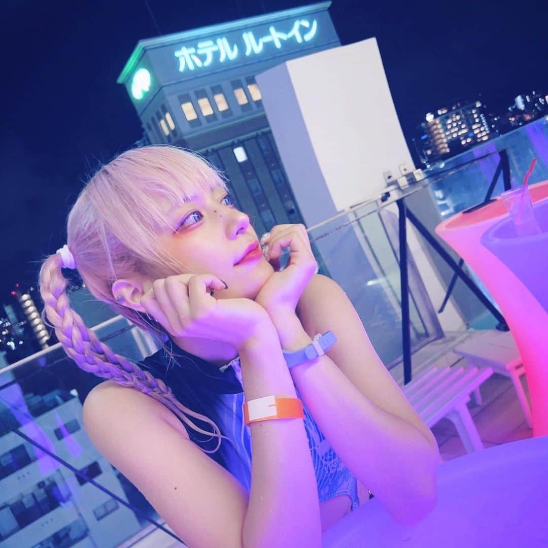 ゆえるのインスタグラム：「🌺那覇の夜  #那覇 #ナイトプール  #メイク #アイドル #コスプレイヤー  #コスプレイヤーさんと繋がりたい #コスプレ  #被写体 #角色扮演 #闇属性 #サブカル #派手髪  #fashion #cosplay #cosplaygirl #cosplayer #kawaii #cyberkawaii #japanesegirl #japanesecosplay #japanesecosplayer #anime #photography  #follw #followｍe #idol #artist #model」