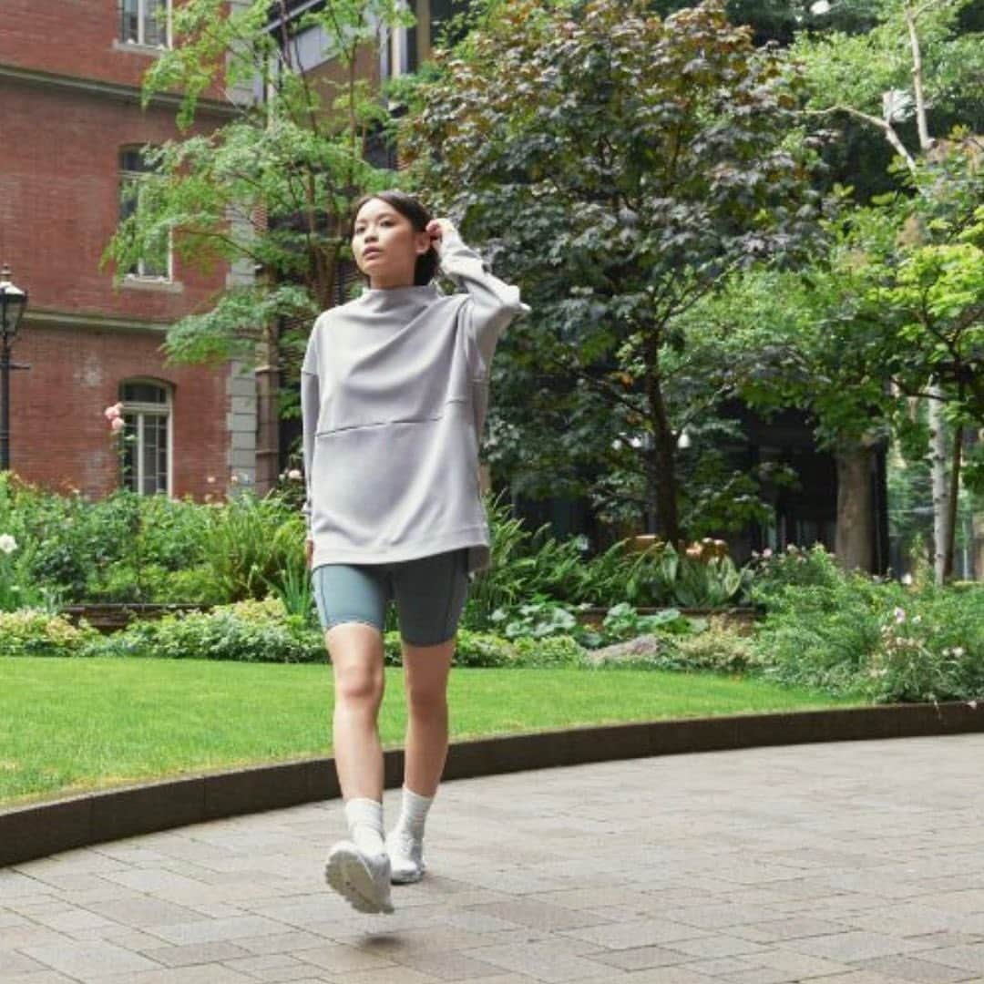 DANSKIN Japanのインスタグラム：「【GREENWAY】NEW SERIES  鉄道の廃線を再活用するべく生まれたハイラインは、マンハッタンを象徴する市民の憩いの場。 ダンスキンの新シリーズ「GREENWAY(グリーンウェイ)」は、この緑道に着想を得て生まれました。  ハリ感のある段ボールスウェットは、立体的かつ軽やか。レギンススタイルを美しく見せるボリューム感あるトップスから、セットアップで着用してもカジュアルすぎないジョガーパンツまで、世代を超えて、ヘルシーに生きる全ての女性をエンパワーする、新しい選択肢です。  【GREENWAY商品特徴】 スタイリングの可能性を広げ、自分らしさを引き出してくれるミニマルデザインのスウェットシリーズです。 ☑適度なハリ感のあるダンボール素材 ☑汗を素早く吸収して乾かす吸汗速乾素材 ☑思わず毎日手に取りたくなる着心地と着まわしやすさ ☑環境配慮型素材を採用したGREEN MATERIALアイテム  ─────────────── ダンスキンブランドサイトにてGREENWAYコンテンツを公開しました。 プロフィールTOPのURLよりご覧ください。  #danskin #danskinjapan #ダンスキン #こころとからだ #わたしを生きる #GREENWAY #DANSKINGREENWAY」