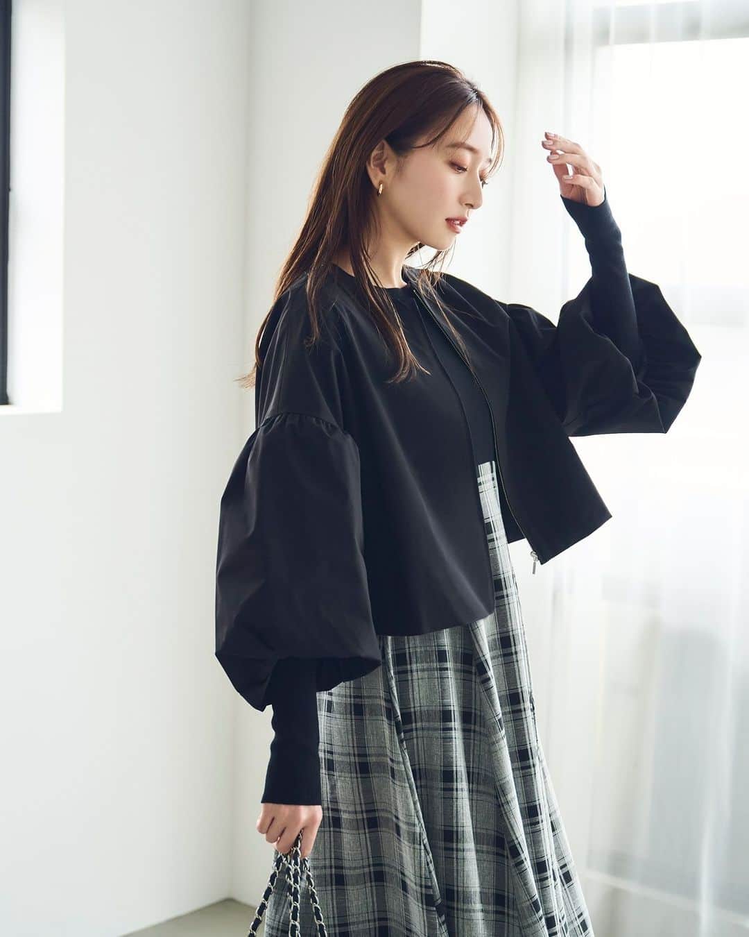 NATURAL BEAUTY BASICのインスタグラム：「鹿沼憂妃さん着用の 秋の新作webカタログが大好評公開中♡  ■バルーンスリーブブルゾン ¥12,430 tax in size:FR color:クロ/エクリュ #0173255812  ■チェックドッキングニットワンピース ¥13,970 tax in size:S/M/PS color:クロ×グレーチェック/ブラウンチェック/ブルーチェック #0173247850  ------------------------------------  Stylish mood in AUTUMN Feat.Yuki Shikanuma  シンプルながらも構築的なシルエットを作り出すトップスに、 クリーンなナロースカートやタックパンツ… NBBはこの秋、ミニマル＆スタイリッシュなコーディネートをご提案。  ファーやチュール、優しげなニュアンスカラー… 女性らしいニュアンスも程よく盛り込まれているから、 フェミニン派にもしっくりフィット。  #鹿沼憂妃 さん #チェックワンピース #ブルゾン #モノトーンコーデ #秋コーデ #お出かけコーデ #オフィスコーデ #オフィスカジュアル #通勤コーデ #大人可愛い #カラーコーデ  #着回しコーデ #きれいめカジュアル  #ベーシックコーデ #ベーシック #ナチュラルコーデ #トレンドスタイル #シンプルコーデ #ナチュラルビューティーベーシック #naturalbeautybasic」