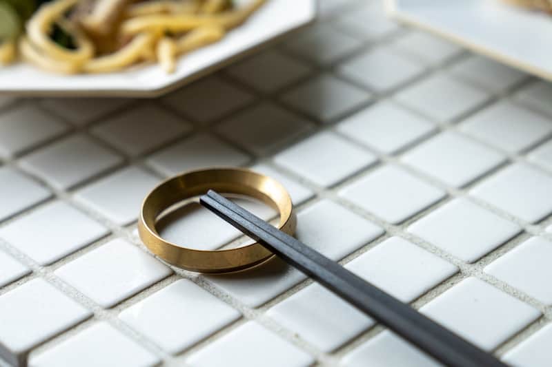 MIRROR OFFICIALのインスタグラム：「🎉本日スタート🎉「eni 箸置き」単品で限定販売31日まで⏰ まるで指輪のような真鍮製の箸置き。 真鍮は、使うたび、触れるたびにくすみを増し、表情に深みが出てくる素材。 時を重ねることで、末永く経年変化をお楽しみいただけます。  箸置きは、金属製品の産地として日本でも有数の富山は高岡で作られています。  古くはおりんや仏像といった仏具に始まり、今日ではその技術や素材を使ってインテリア雑貨などの幅広い製品を世に送り出している産地です。  製造を手掛ける小泉製作所は高岡に1889年に創業。およそ130年続く老舗のひとつであり、熟練の職人さんが多くいる工場です。eniの箸置きも、一つ一つ丁寧に作っていただいています。  これまでお箸とのセットでのみ展開していたeni 箸置き。「単品売りはないのですか？」と多くお声をいただき、この度期間限定にはなりますが販売する運びとなりました。eni箸置きでお箸を休めながら、大切な人との団らんを楽しめますように。  ::::::::::::::::::::::::::::::::::::::: ✐後で見返すには保存をタップ◎ ✐CRAFT STOREでは日本のいいものをご紹介 フォローやいいねもとっても励みになります。 @craftstore.jp　 ::::::::::::::::::::::::::::::::::::::::  #クラフトストア #CRAFTSTORE #シンプルな暮らし #eni #箸置き #真鍮 #指輪 #デザイン #期間限定」