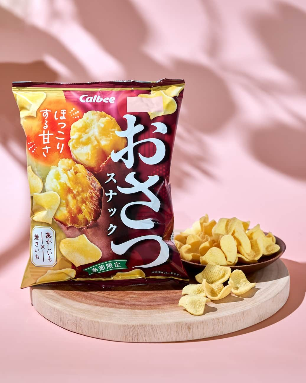 カルビーのインスタグラム：「🍠『おさつスナック』食べたい度をいいね❤、コメントで教えてね！ ホクホクにふかした(蒸した)さつまいもと、香ばしく焼き上げた焼きいもを練りこんでいます。さつまいもの自然な甘みをふんわりとしたやさしい食べ心地でお楽しみください♪ さつまいものおいしい季節だけの販売です。 ＊全国のお店で期間限定販売中です。  #calbee #カルビー #おさつスナック #期間限定 #季節限定 #さつまいも #ふかし芋 #焼いも #さつまいも好き #焼き芋 #スイートポテト #食物繊維 #秋 #おいしい #サクサク #ふんわり #さつまいもスイーツ #さつまいも好きと繋がりたい #芋スタグラム #芋好き #芋活 #芋好きにはたまらない #お芋スイーツ #サツマイモ #さつまいもスナック #今日のおやつ #おうちカフェ #スナック #さつまいもの日 #おやつの時間」