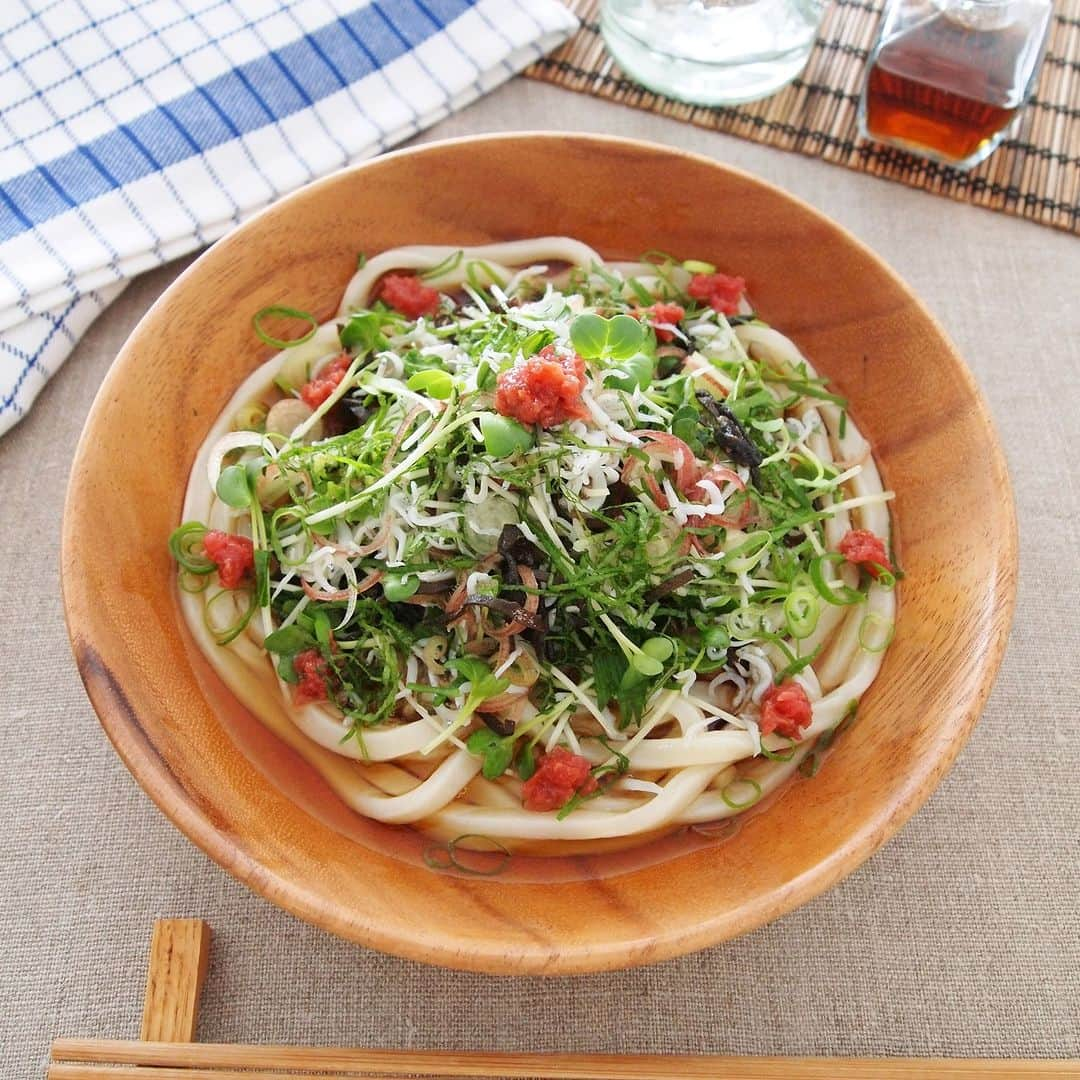 テーブルマークのインスタグラム：「. 暑い日はこれ！ひんやり夏うどん🎐 【しらすとたっぷり薬味のサラダうどん】 . シャキシャキの薬味としらすの旨みが👌 材料を準備してのせるだけ！簡単おいしいうどんです😋🥢 . ▼材料（１人分） ❁冷凍｢さぬきうどん｣：1玉 ❁オリーブ油：小さじ１ ❁塩：少々 ❁梅干し（包丁で叩く）：小１粒（10g） ❁青ねぎ（小口切り）：適量 ❁めんつゆ（ストレート）：適量 ［A］ ❁しらす：約20g ❁塩昆布：10g ❁みょうが（小口切り）：１個（20g） ❁貝割れ菜（半分の長さに切る）：20g ❁大葉（千切り）：2～3枚 . ▼下準備 ・冷凍「さぬきうどん」は、レンジで加熱し冷水で洗って水気を切っておく . ▼作り方 ①水でしめたうどんをオリーブ油と塩で和え、皿に盛り付ける . ②ボウルなどで［A］を混ぜ合わせ、①の上にのせる . ③青ねぎ、梅肉を全体にちらし、めんつゆを添える . #うどん #udon #冷凍うどん #さぬきうどん #うどん部 #うどん好き #レシピ #おうちごはん #簡単レシピ #薬味 #しらす #サラダうどん #冷やしうどん #アレンジレシピ #夏うどん #簡単ランチ #今日のごはん #TableMark #テーブルマーク」