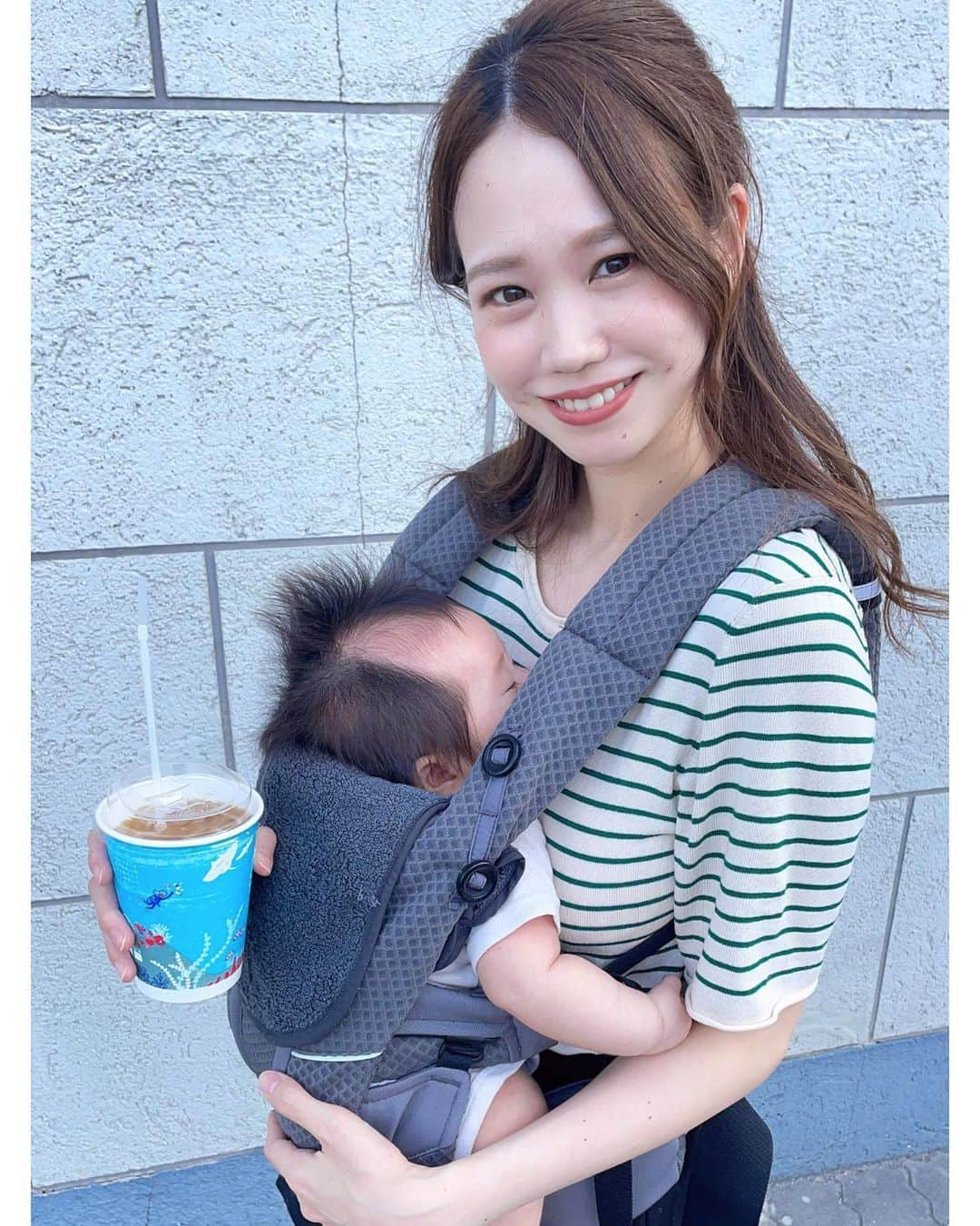 毛利佳納子のインスタグラム：「#ママコーデ ♡  30代の脚出しは 少し長めのショーパンだと チャレンジしやすいかも☺️✨  まだまだ暑いので 近場をお散歩𓂃𓈒🧸💫 ローソンのアイスコーヒー☕️❤︎  Tops ▶︎ @zara  short pants ▶︎ @mystic_pr   抱っこ紐は #エルゴベビー 🐨🌿      #30代コーデ  #アラサーコーデ  #30代ママ   #抱っこ紐  #ママファッション  #福岡ママ  #ショーパン」