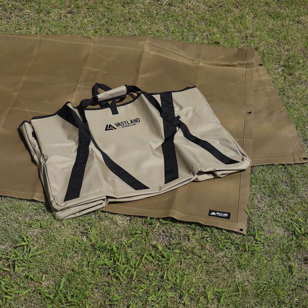 VASTLANDのインスタグラム：「. ／ キャンプトートバッグ 160L グランドシート帆布 に新色【タン】が仲間入り✨ ＼  キャンプトートバッグは大容量160L。小さいギアをまとめて運べて、アウトドアワゴンにすっぽり収まる🚚  グランドシートは極厚の16オンス生地を使用。「蜜蝋」を使用した蝋引き加工済み🐝  各ストアにて販売中です🛒  #VASTLAND #ヴァストランド #アウトドアワゴン #グランドシート #帆布ギア #キャンプ」