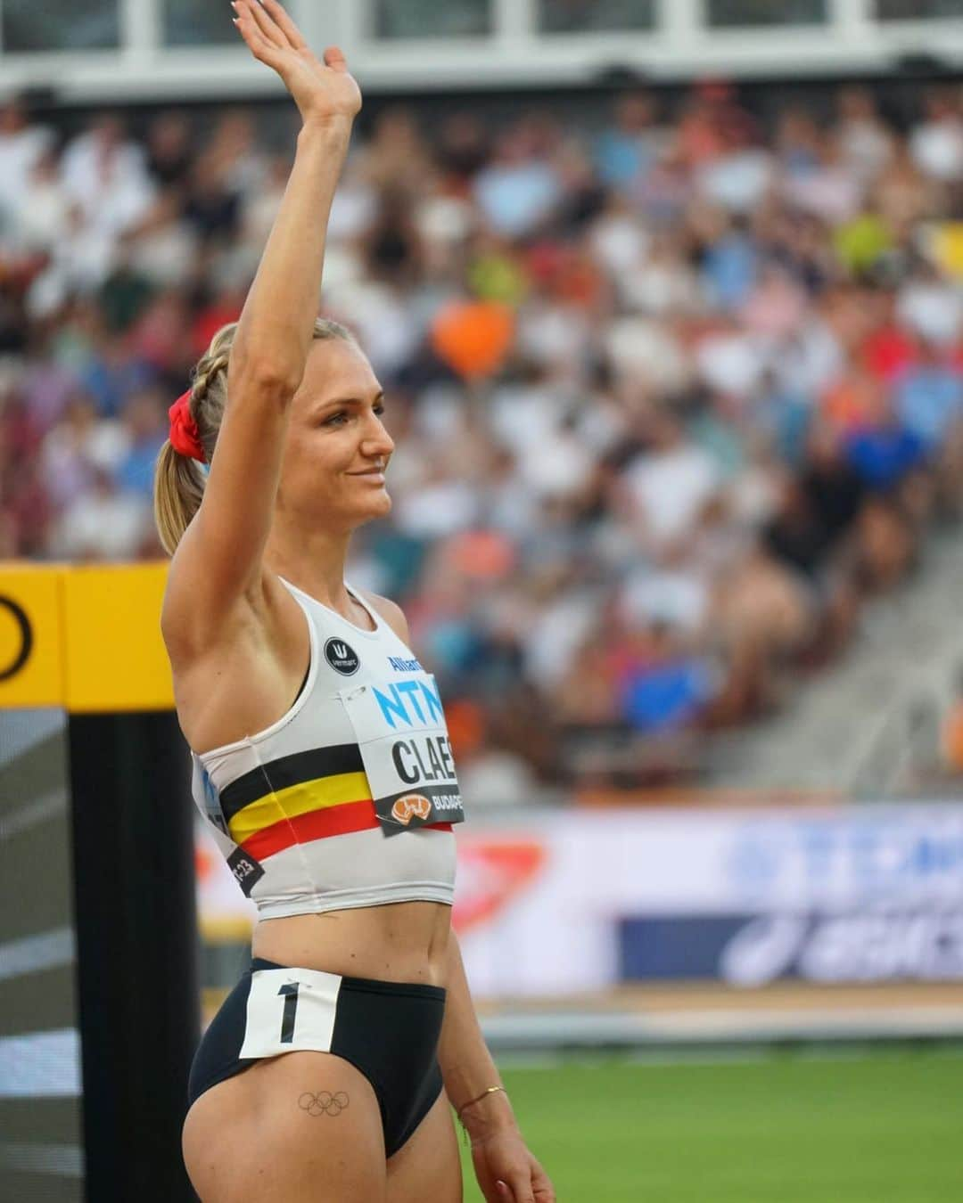 ハンネ・クレスのインスタグラム：「Not easy from lane 1.. but I managed to qualify with a big Q. So hello Semi-Final!! 👋🏼 Tonight at 20h43, Semi-Final 3, lane 9 💖🙏🏼 Vamossss   @wabudapest23   📸 @li.nafoto   #worldchampionships #wabudapest23 #athletics #trackandfield」