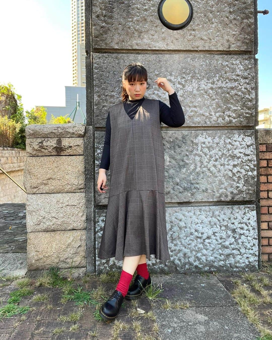 小川みこさんのインスタグラム写真 - (小川みこInstagram)「. . 皆様、こんばんは♪ 8月も後半ですね✨✨✨ 有意義な夏休み過ごせていますか？  しまむらの店頭では 秋アイテムが充実してきて Vanilla studioさんも ご紹介したい秋アイテムが たくさんあります💕  今回もいくつか紹介をさせて下さい🙇‍♀️✨  ①ブルーが爽やかなカーディガンは落ち着いたコーデにマッチ🩵 端部分に濃紺の配色がさりげなく入っているので、 スッキリ見えしてくれます🙆‍♀️ ワンピースは腰のドロストで 着用感の調整が可能！ 濃色の展開でコーデに取り入れ易いのも魅力！！  ② トレンドのフレア袖プルオーバーも秋色が登場しました👏♡ さらっとした着心地で 暑い時期から秋まで 長く使えそうです！ ボトムは今年トレンドの カーゴパンツです👖 ネイビーはちょっと珍しいカラーで人と少し差を付けられます👍👍  ③前面にプリーツが施された大人ブラウスです♪ エアリーな印象でこれも 長い期間使えそうですね！！ ワイドパンツを合わせたコーデにすれば、リラックス感のある大人スタイルが完成します◎  ④Vanilla studioさんではお馴染みのジャンスカとインナーのセットアイテムです！ お得にコーデが完成するのはもちろん、チェック柄が秋らしさを強くイメージさせてくれる優れものです！！  全て、明日8/23（水）から しまむらの店舗・オンラインストアでも販売開始予定です！  ぜひお店・オンラインで探してみてね！！  #lafarfa #ラファーファ  #ラファーファモデル #ファッション #ぽっちゃり #ぽっちゃり女子 #ぽっちゃりコーデ #大きいサイズ #プチプラ #コーデ #プチプラコーデ  #plussize #plussizemodel #plussizefashion #japan #vanillastudio#しまむら#しまパト#しまむらコーデ#きっと見つかる#みんなワクワク #pr」8月22日 18時01分 - miiiiiiiico25