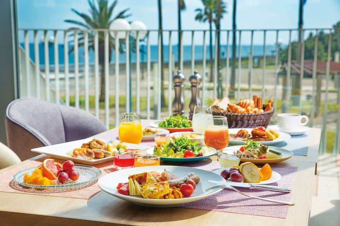 東急ホテルズのインスタグラム：「美味しい朝食で、幸せな一日の始まり✨  真っ青な空と海を眺めながら味わう「東京ベイ東急ホテル」の朝食ブッフェ🍽 定番メニューはもちろんのこと、お好きなパンと具材を組み合わせるサンドウィッチや、どんぶり、冷やしうどん、お茶漬けなど、アレンジを楽しめるカスタマイズコーナーもご用意しています🌟 思わず早起きしたくなる、自慢の朝食を召し上がってください😋  ‐‐‐‐‐‐‐‐‐‐‐‐‐‐ 東京ベイ東急ホテル 📍千葉県/浦安市  最新情報や宿泊予約はホテル公式アカウントをご覧ください。 @tokyobaytokyuhotel ‐‐‐‐‐‐‐‐‐‐‐‐‐‐‐  Start your day with joy at "Tokyo Bay Tokyu Hotel," savoring a scrumptious breakfast buffet with stunning views of the blue sky and sea✨  Enjoy classic Western and Japanese dishes, customize your sandwich, and explore various bowls, chilled udon, and ochazuke🍽️This mouthwatering breakfast will have you waking up early voluntarily!   ‐‐‐‐‐‐‐‐‐‐‐‐‐‐ Tokyo Bay Tokyu Hotel 📍 Urayasu, Chiba, Japan  Please refer to the official hotel account for the latest news, events, and reservation information. @tokyobaytokyuhotel ‐‐‐‐‐‐‐‐‐‐‐‐‐‐」
