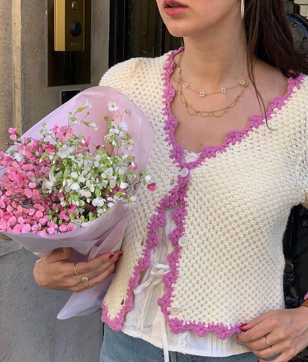 マヌーシュさんのインスタグラム写真 - (マヌーシュInstagram)「Flower delivery! 💐💖 @mariellehaon wears our Fleur crochet cardigan!」8月22日 18時02分 - manoush_officiel